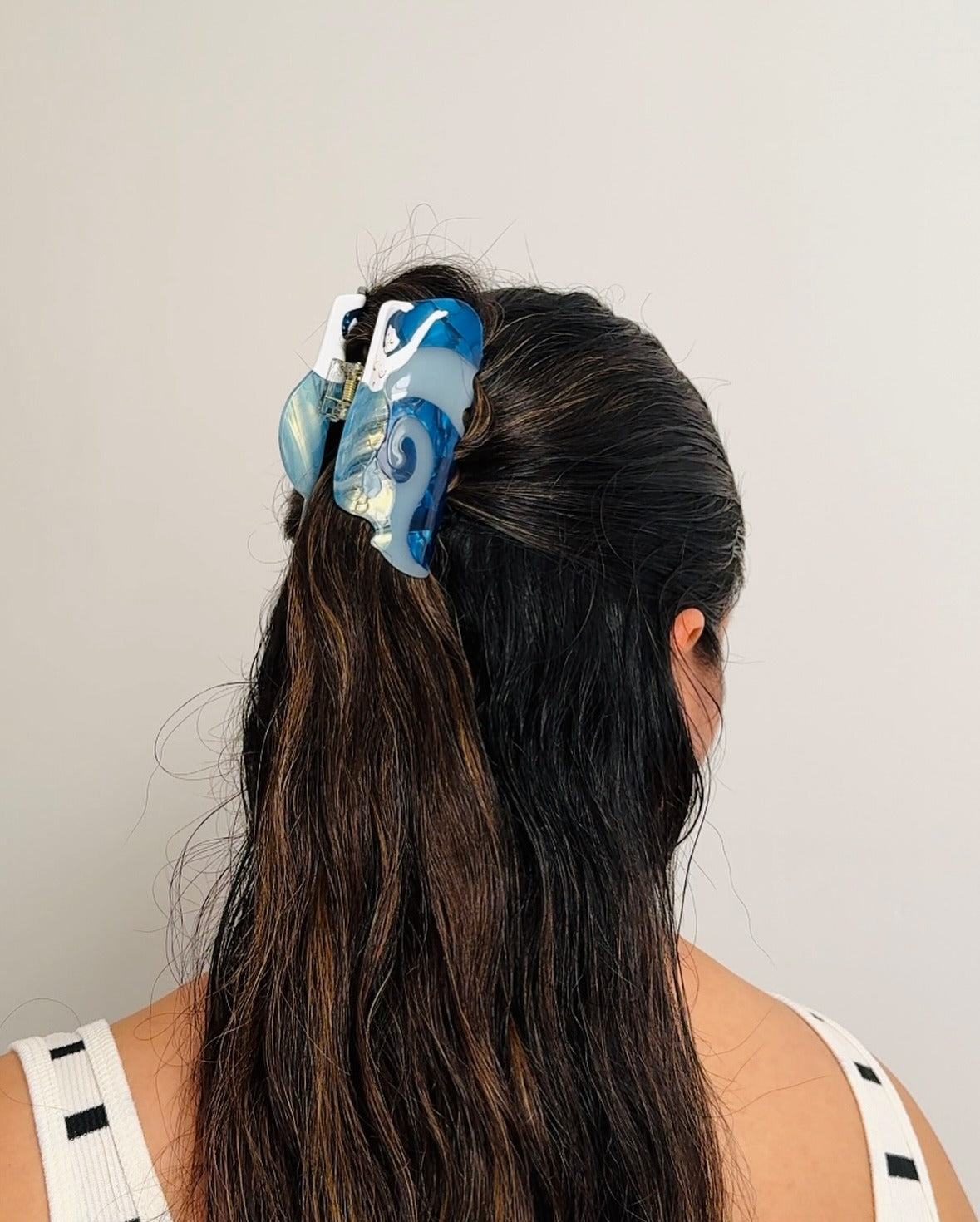 11. Halb-up lose Wellen mit ozeanblauem Clip (Claw Clip Frisuren)