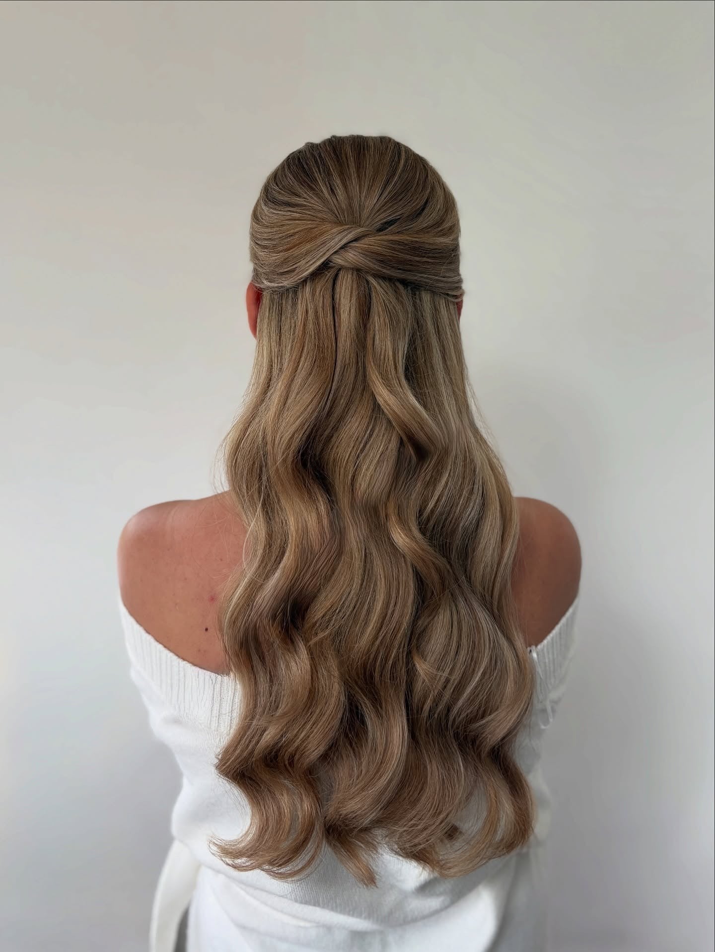 11. Halb-up-Twist mit Honig Beige Wellen (einfache Frisuren)