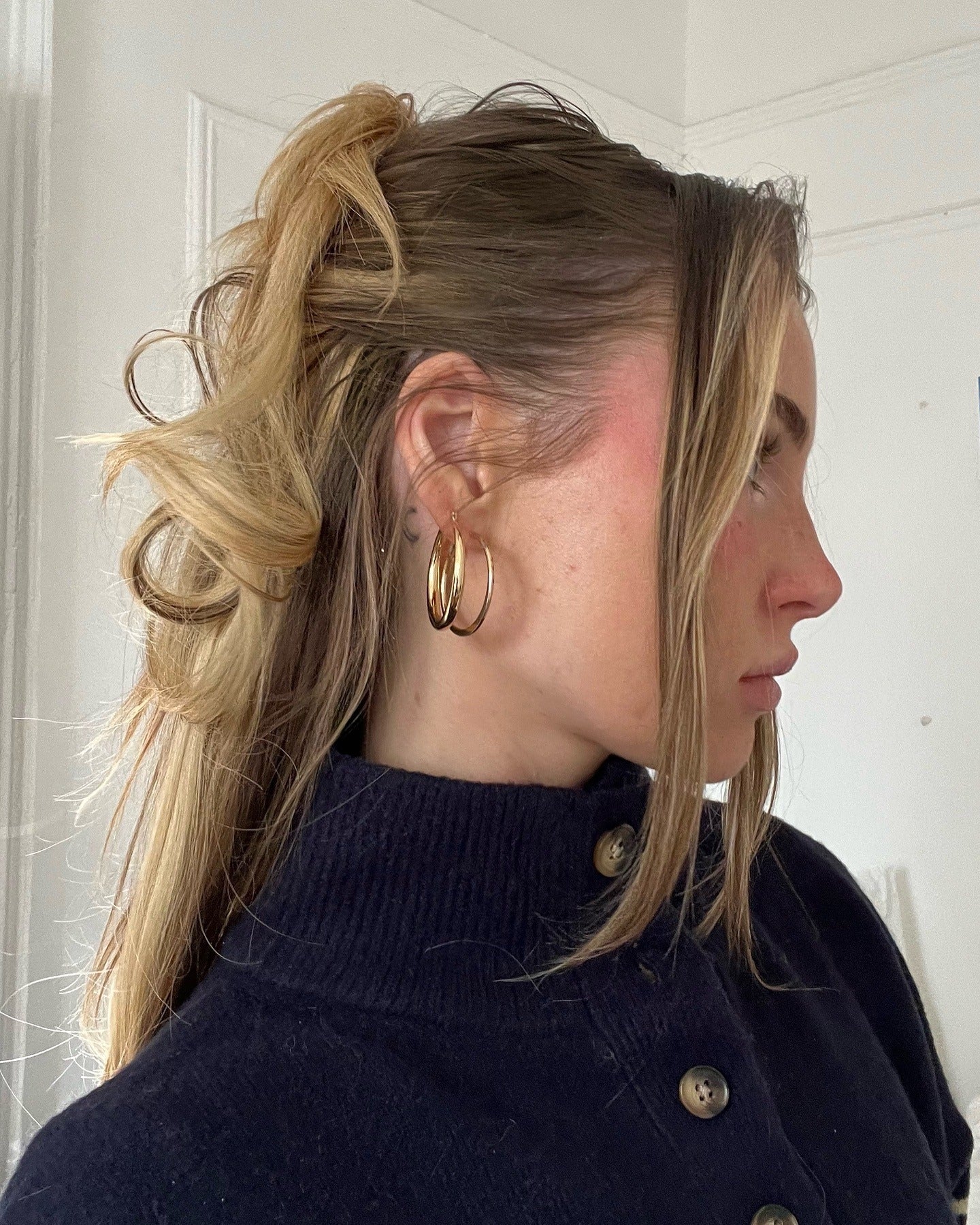 11. Halb-up-Twist mit losen Locken-Golden Blonde Balayage (Frisuren der 90er Jahre)