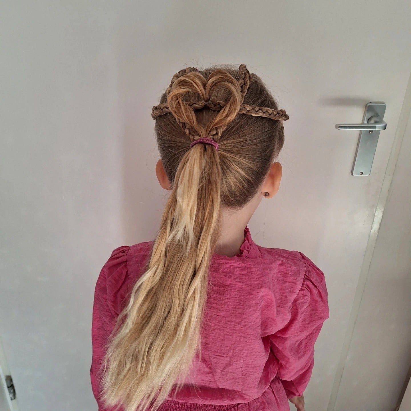 11. Herzponytail mit geflochtenen Akzenten auf blondem Haar (Frisuren für die Schule)