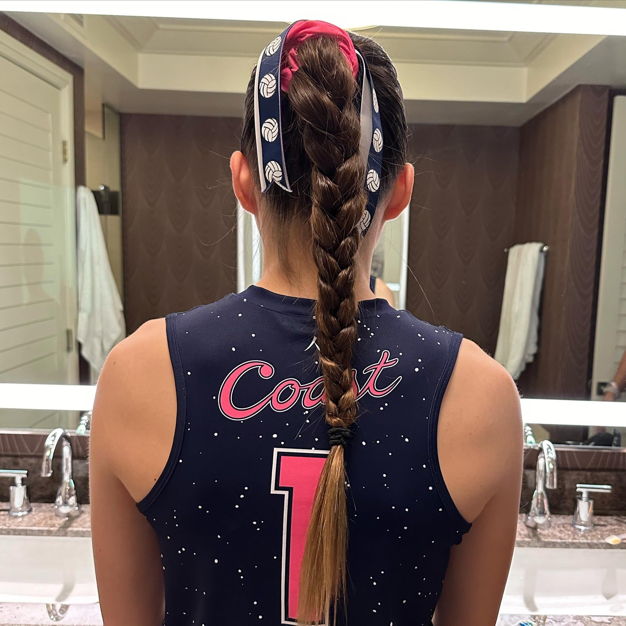 11. Hoch geflochtener Pferdeschwanz mit Volleyballband auf Brünette (Volleyball -Frisuren)