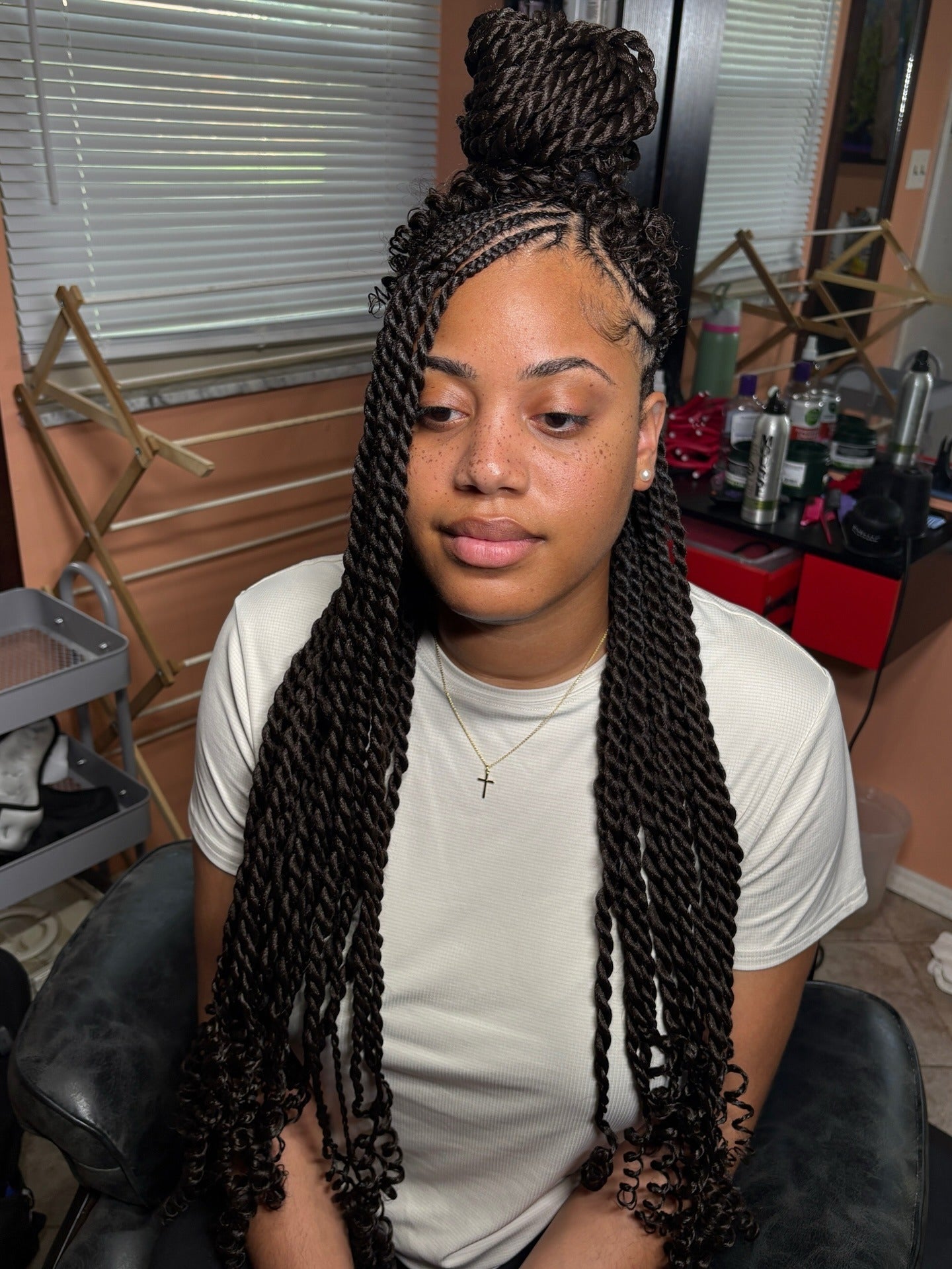 11. Jumbo Twists mit hohem Brötchen (Twist Braid Frisuren)