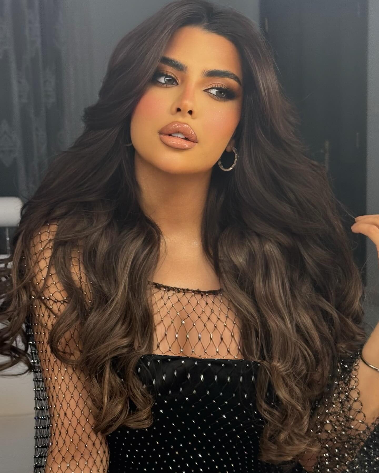 11. Geschichtete Kakaowellen mit Volumen (lange Wellenfrisuren)