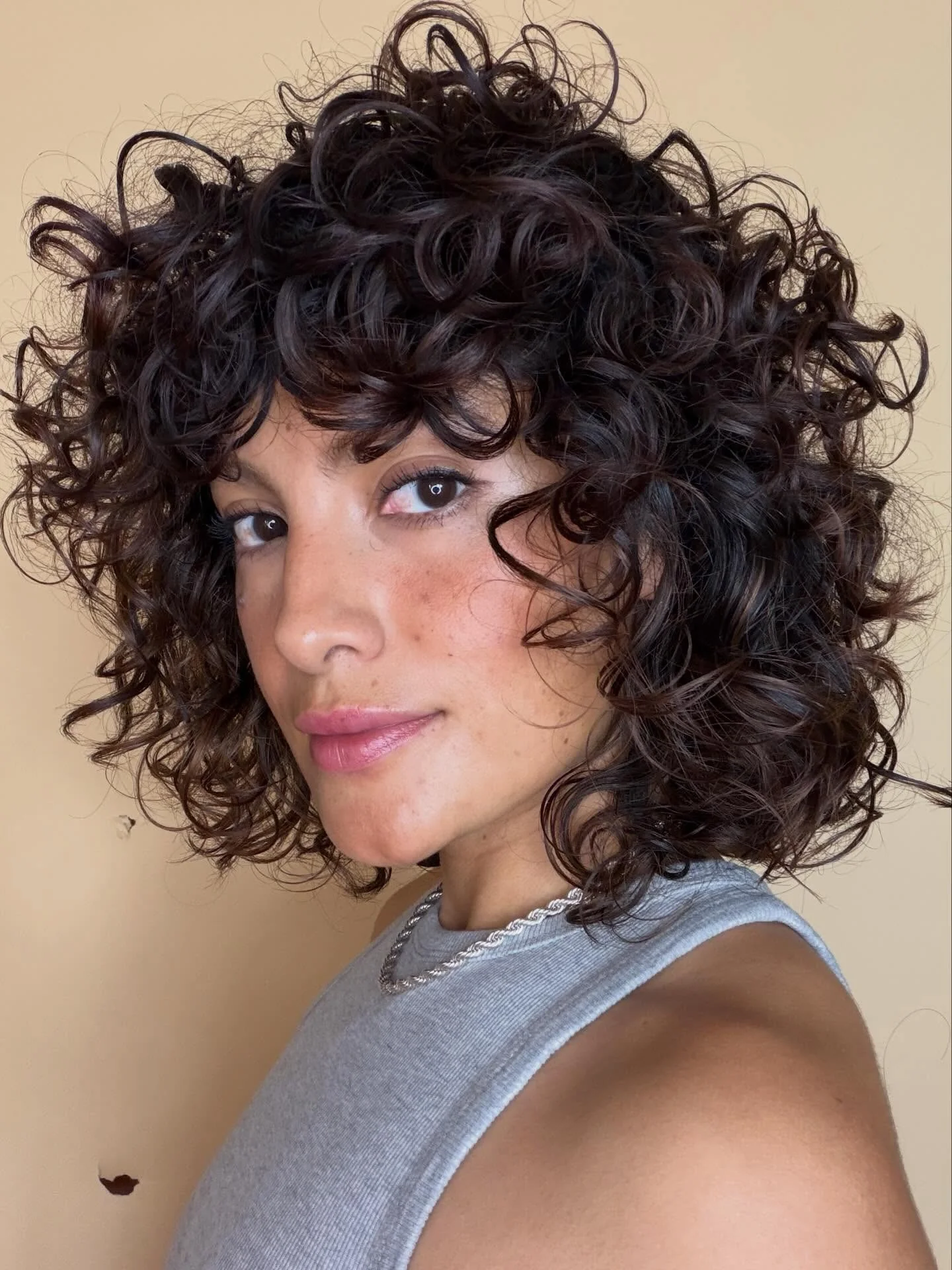 11. Layered Curly Bob mit tiefem Schokoladenbraun (kurze lockige Frisuren)