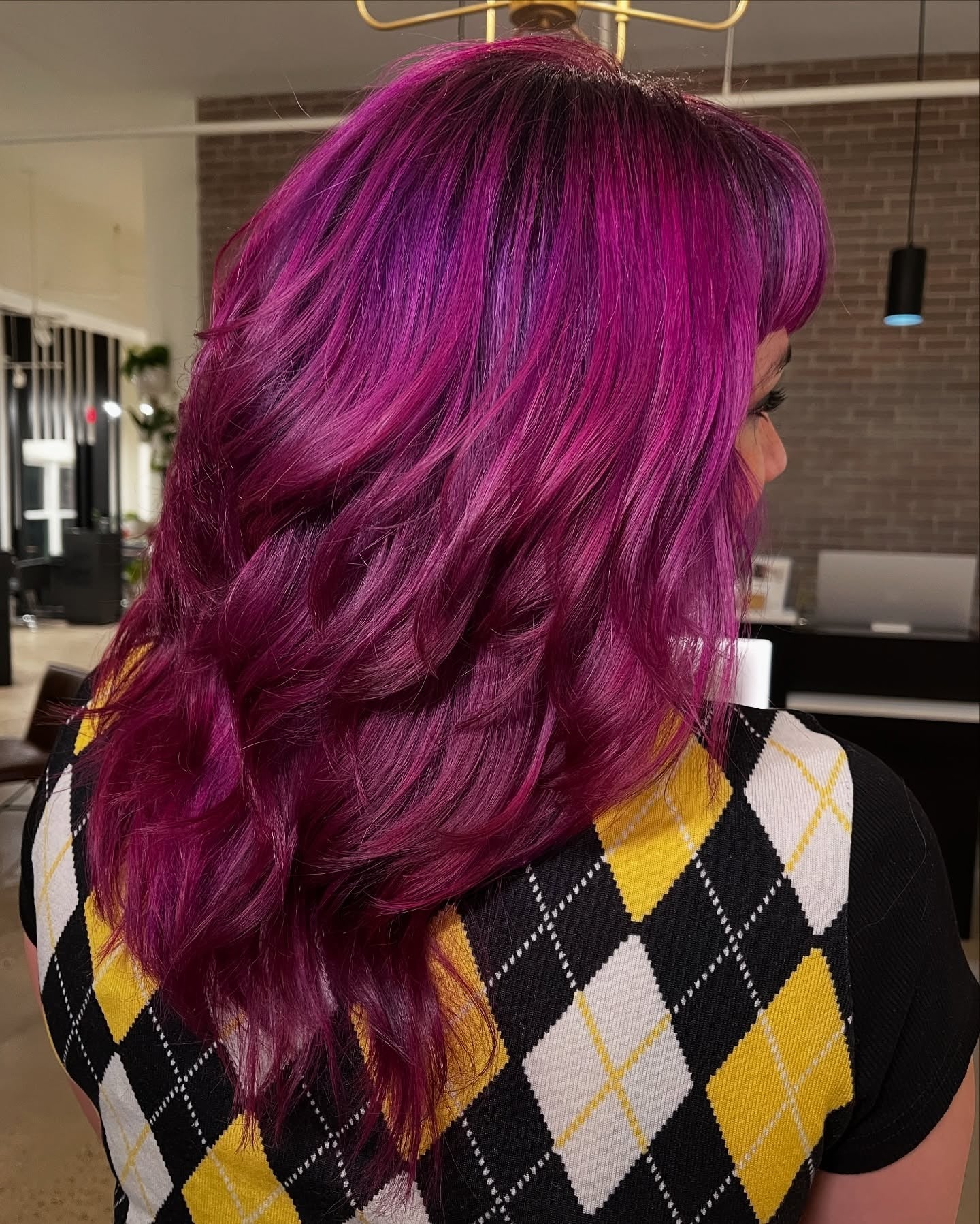 11. Geschichtete Magenta-Wellen mit weichen Fransen (Magenta-Haarfarbe)