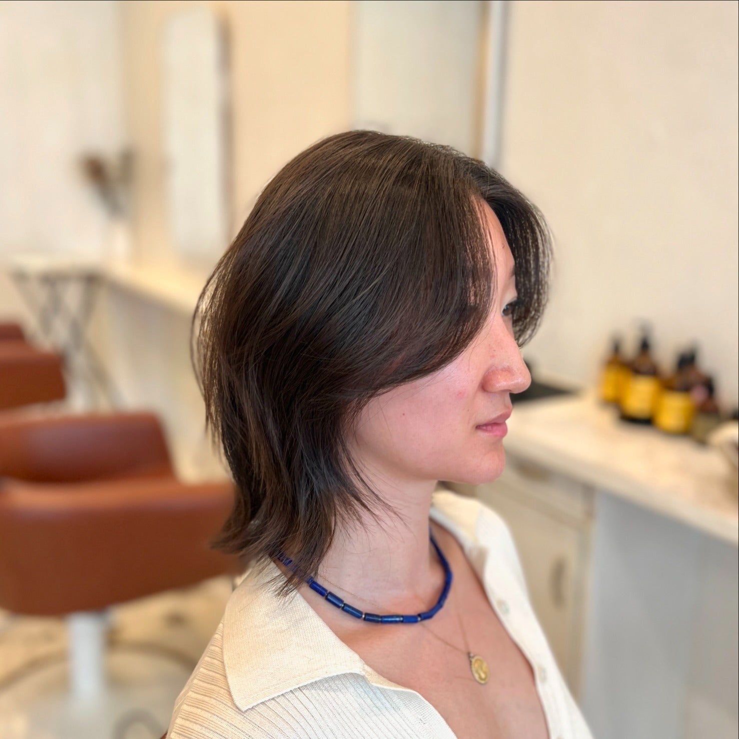 11. Layered Medium geschnitten mit Vorhang Pony (Frisuren der Chic-Länge)