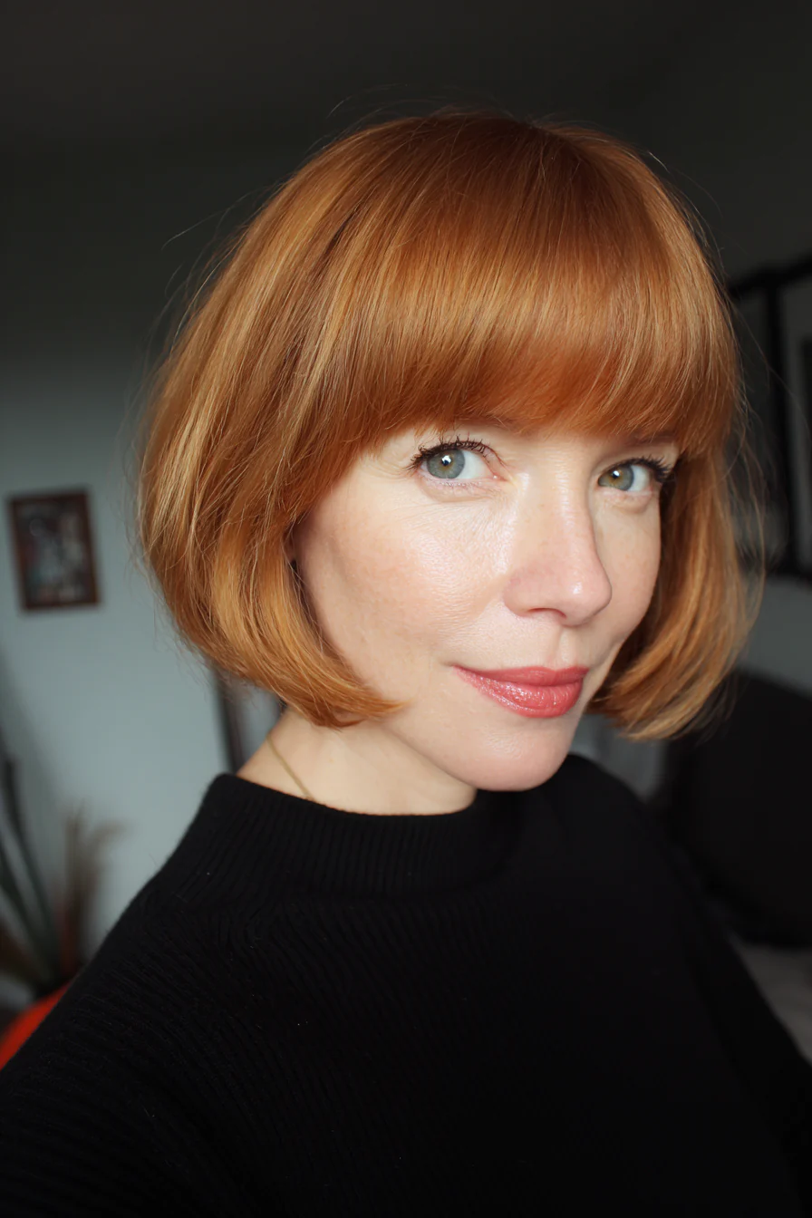 11. Heller kastanienbrauner French Bob mit Pony (Kurzfrisuren für Frauen über 40 mit dünnem Haar) – Kurze Frisuren für Frauen über 40 mit dünnem Haar