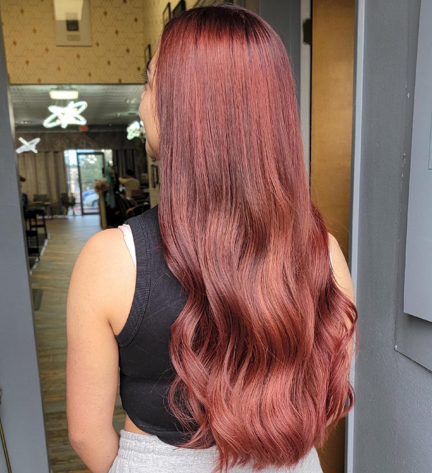 11. Lange Auburn -Wellen mit subtilem Glanz (dunkler Auburn Haarfarbe)