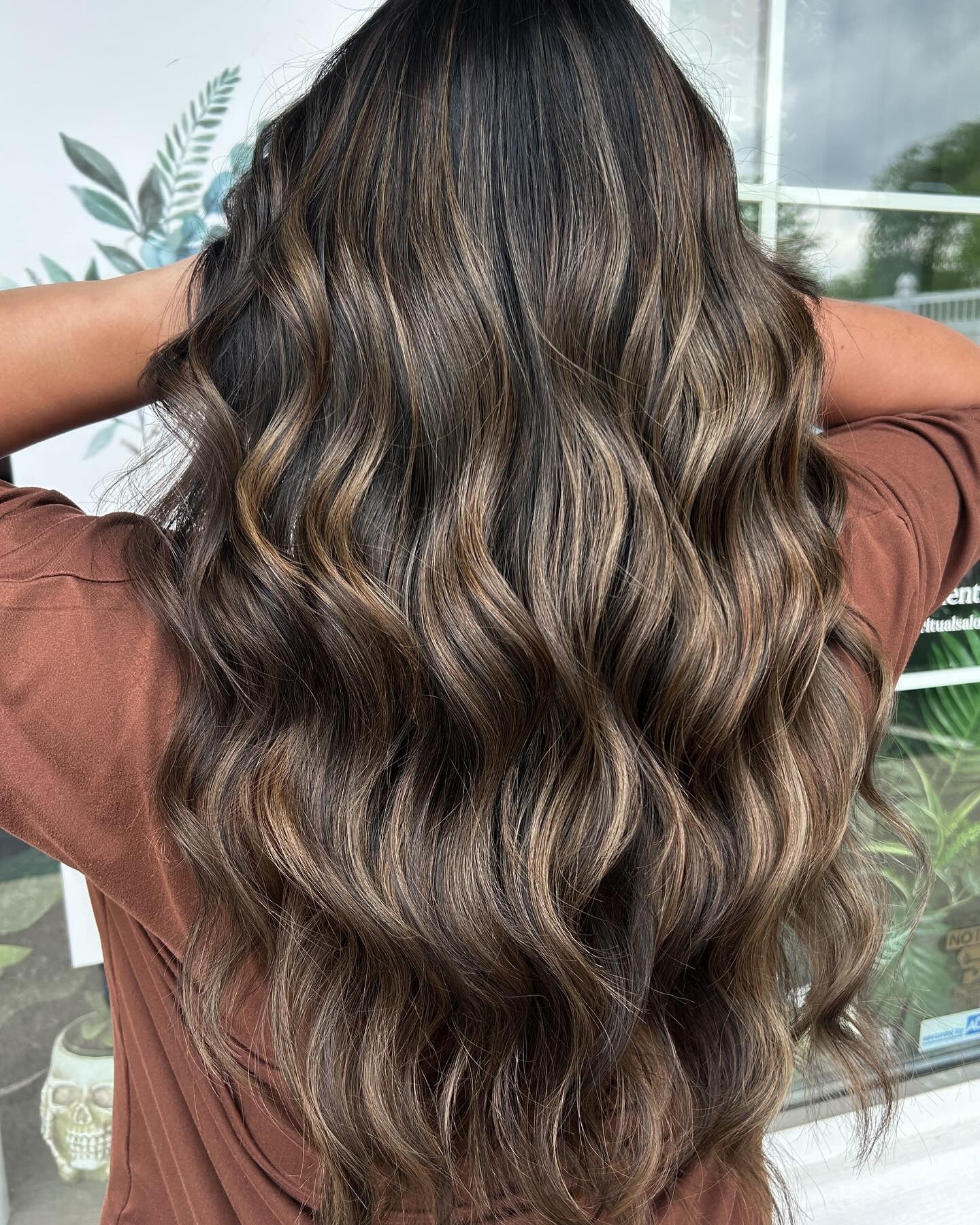 11. Lange Strandwellen mit kühlen dunkelbraunen Balayage-Bändern (Dark Brown Balayage)