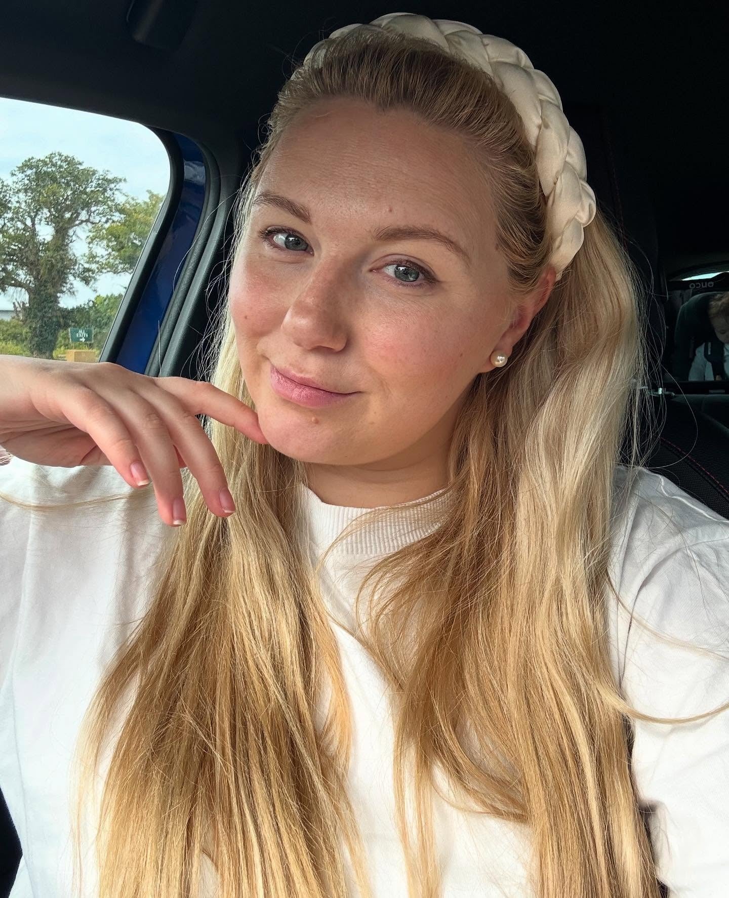 11. Lange blonde Schichten mit geflochtenem Satinstirnband (Stirnbandfrisuren)