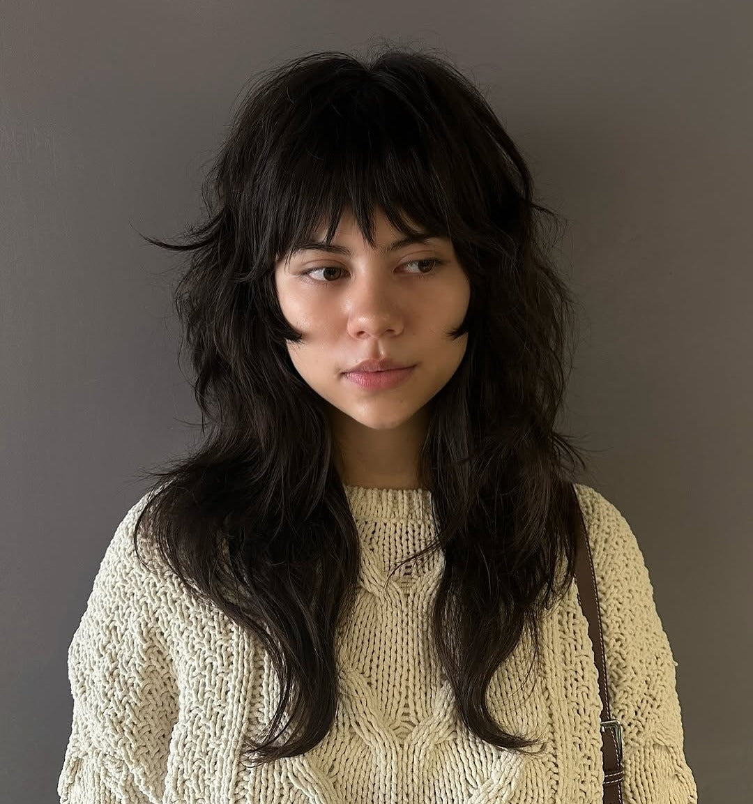 11. Langer zotteliger Bob mit alten schwarzen Schichten (Shaggy Bob Frisuren)