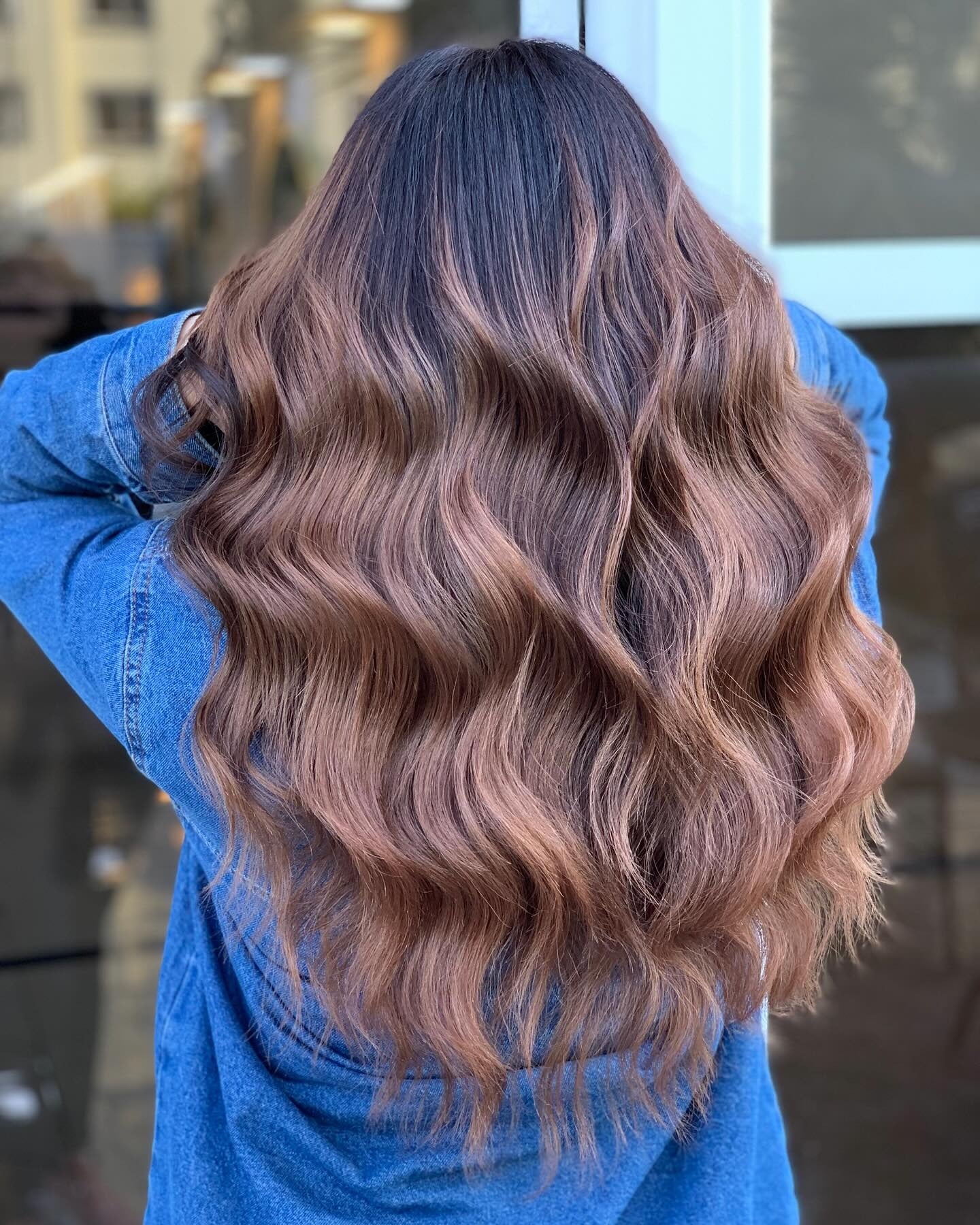 11. Lange Wellen mit rosafarben Braunmischung (blonde braune Haarfarbe)