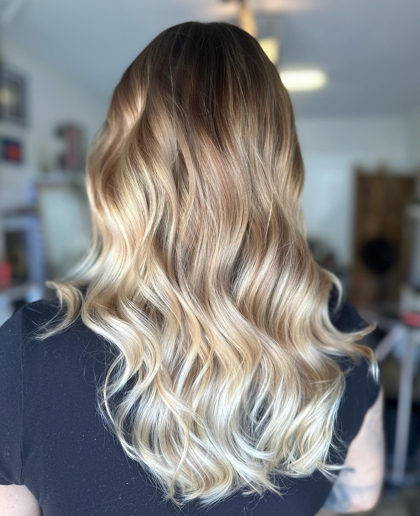 11. geschmolzene sandige Blondine mit Platinenden (sandige blonde Haarfarbe)