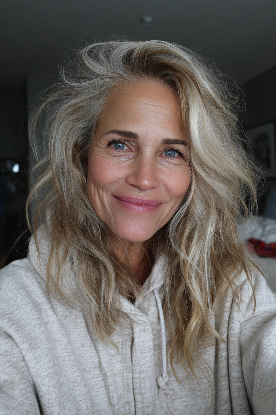 11. Mittellanger, zerzauster Schnitt mit eisblondem Balayage (Unordentliche Frisuren für Frauen über 50) – Unordentliche Frisuren für Frauen über 50