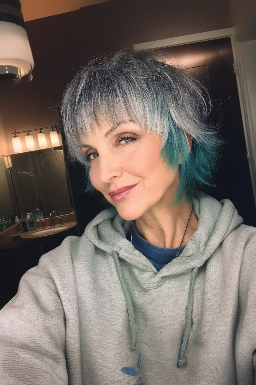 11. Moderne Meeräsche mit grau und blaugrauer Spitzen (kantige Haarschnitte für ältere Frauen) - kantige Haarschnitte für ältere Frauen