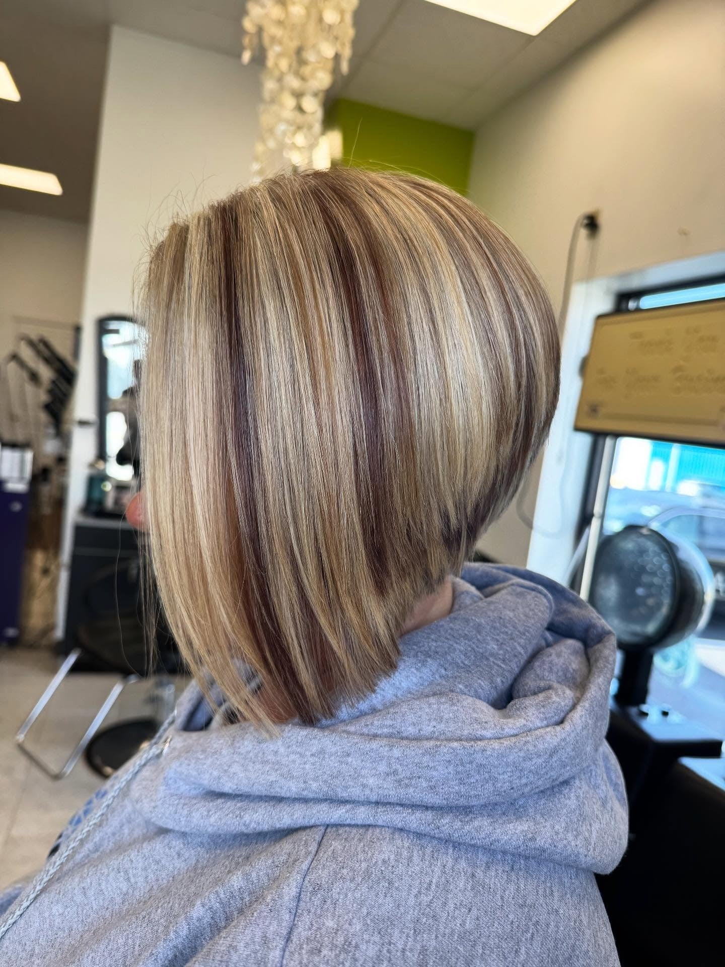 11. Mehrdimensionaler blonder umgekehrter Bob mit pflaumenfarbenen Akzenten (invertierte Bob-Frisuren)