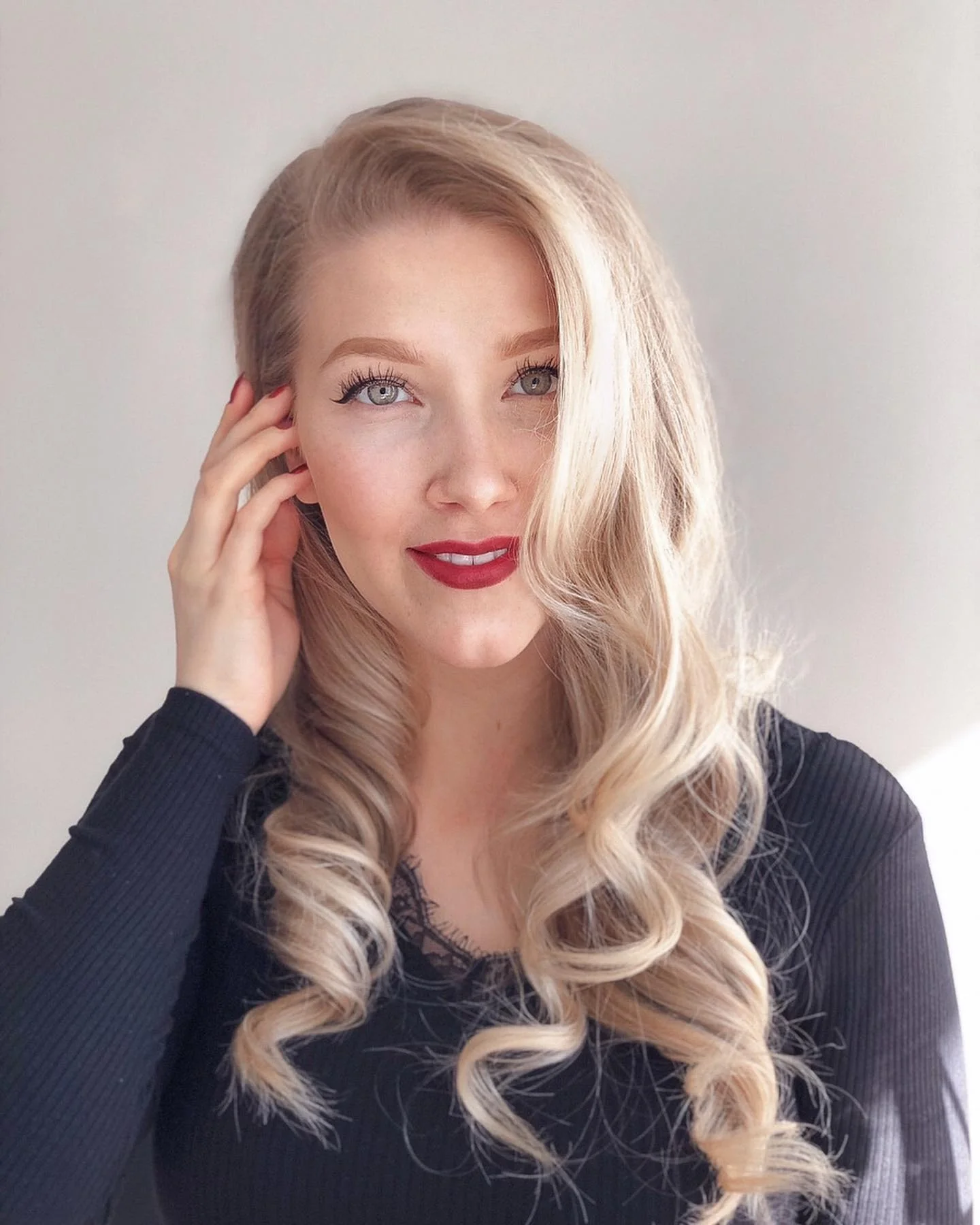 11. Platin-Fasswellen mit modernem Vintage-Finish (Vintage-Locken-Frisuren)