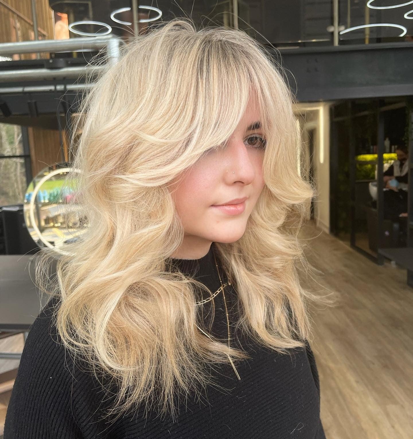 11. Platinblond, zerzauste Schichten mit vollen Vorhang Pony (Frisuren mit Vorhangbonden)