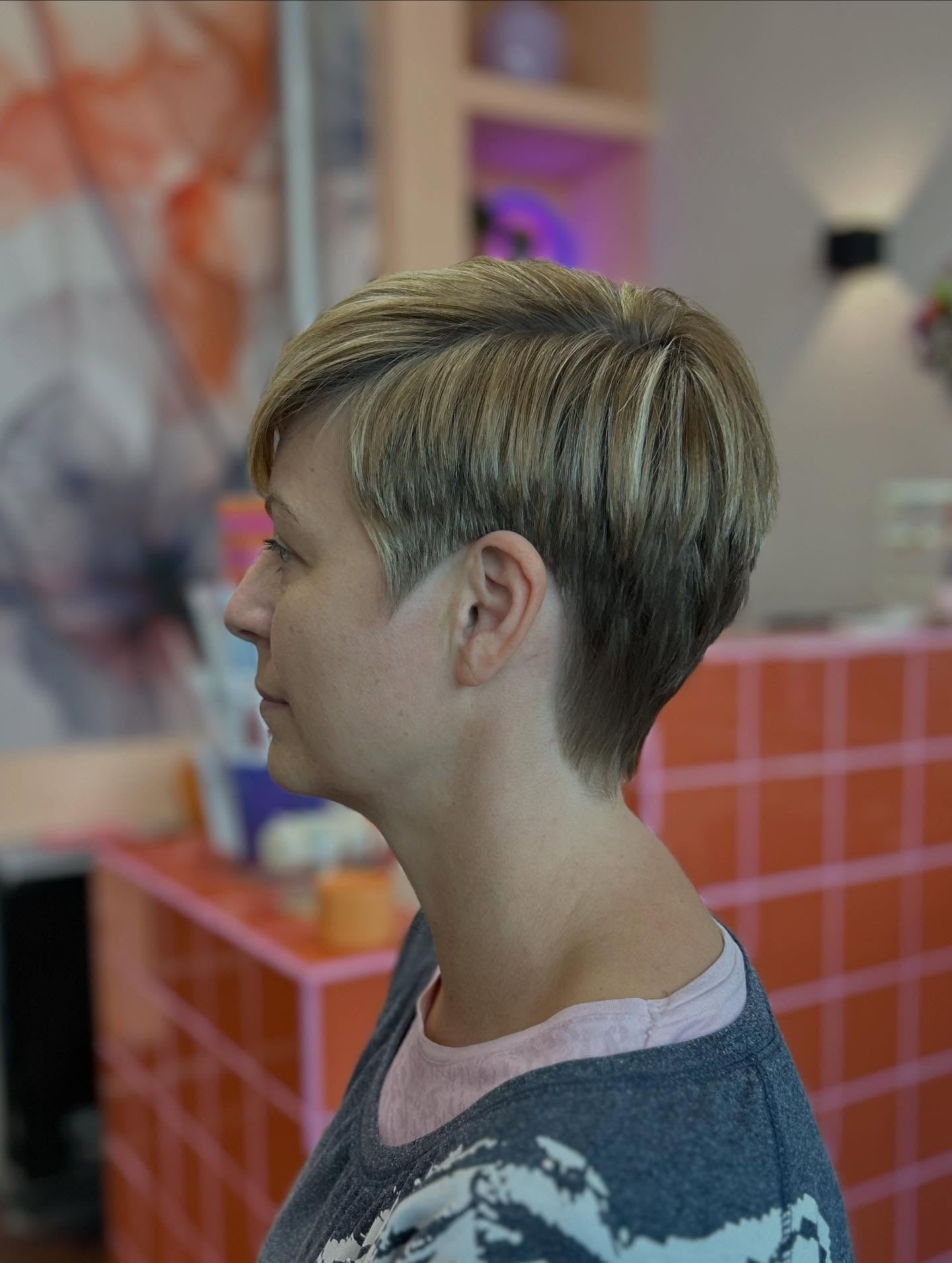 11. Polierter blonder Pixie mit dimensionalen Schichten (Pixie-Haarschnitte)