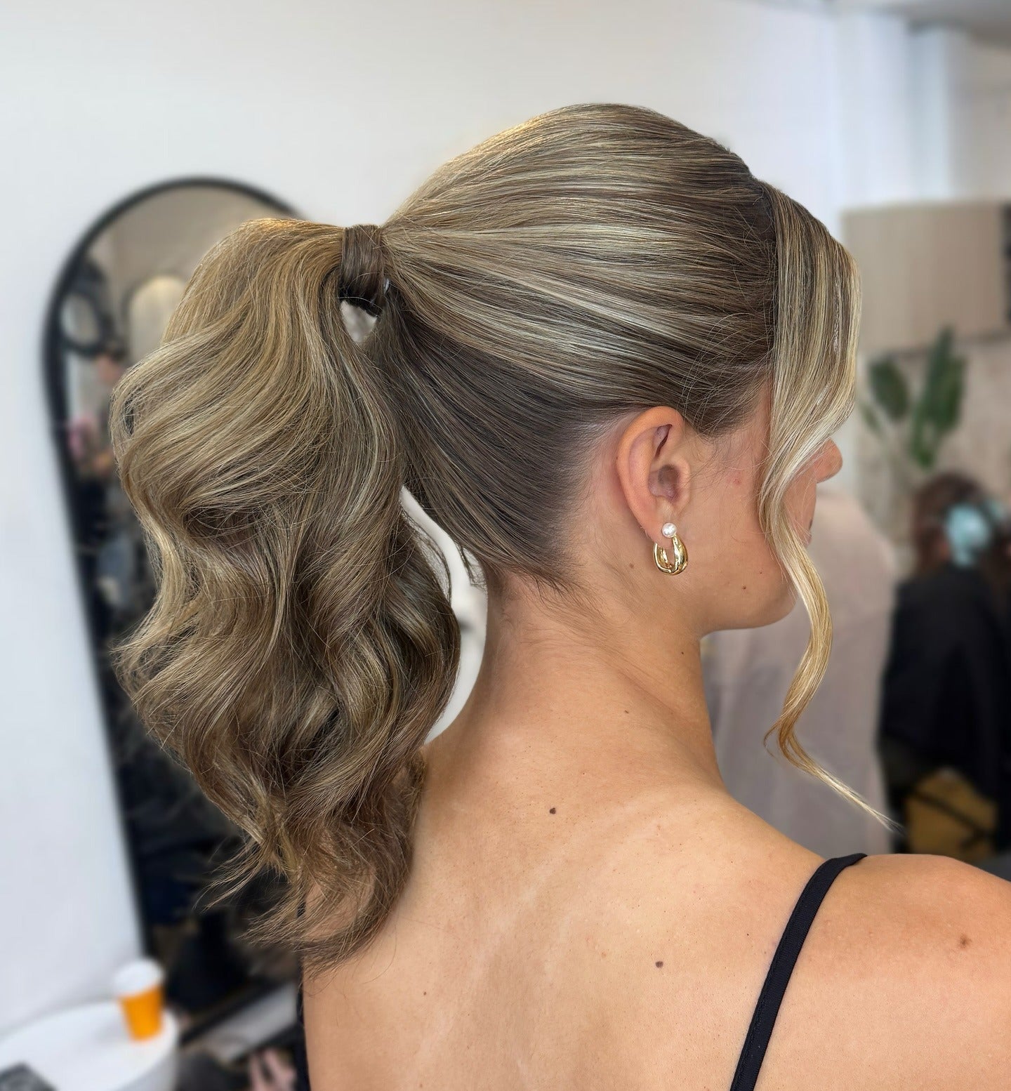 11. Polierter hoher Pferdeschwanz mit Gesichtswellen-Ascheblonde Balayage (Pferdeschwanzfrisuren)