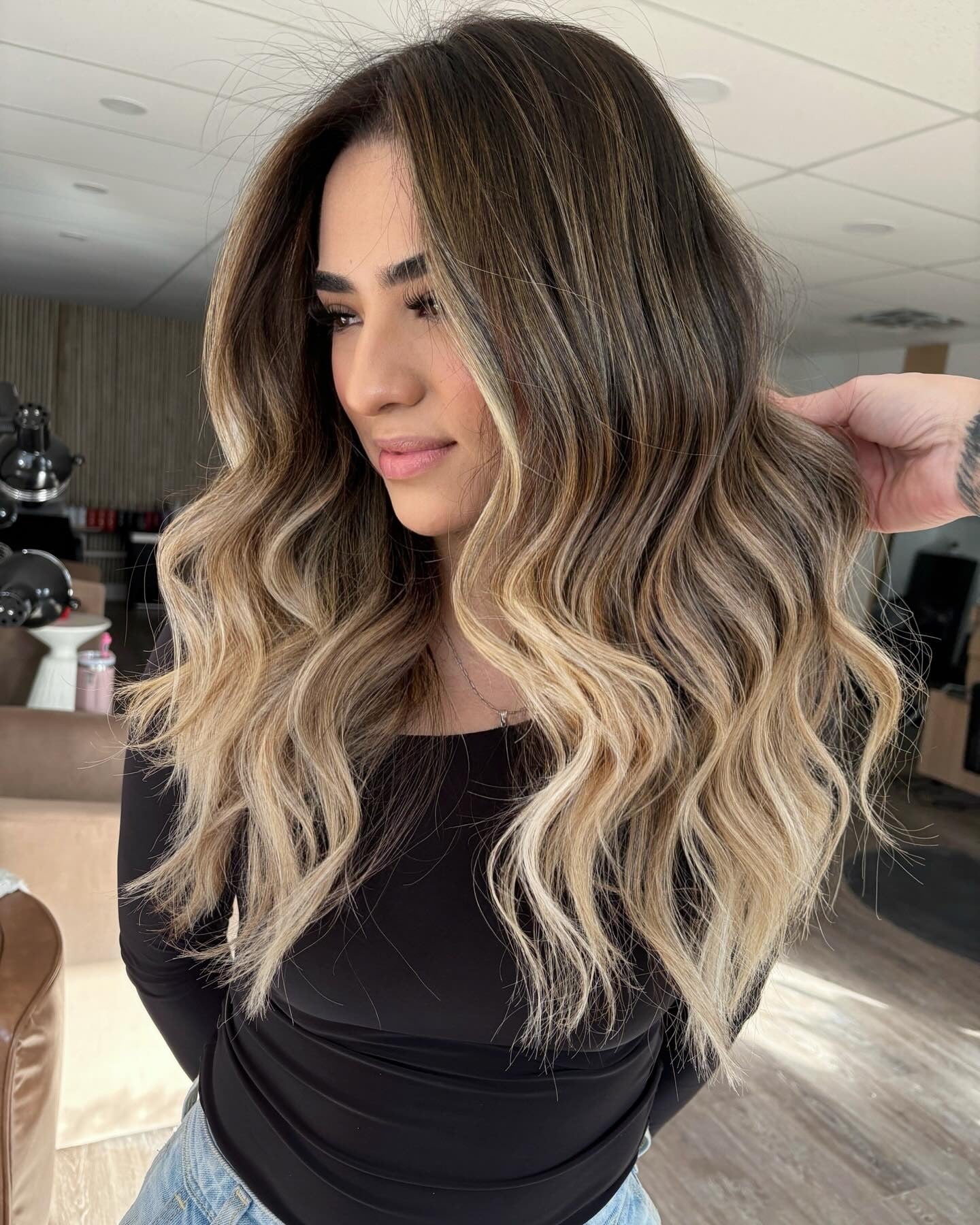 11. Wurzelte Brünette mit eisigen blonden Enden (hellbraunes Haar mit Highlights)