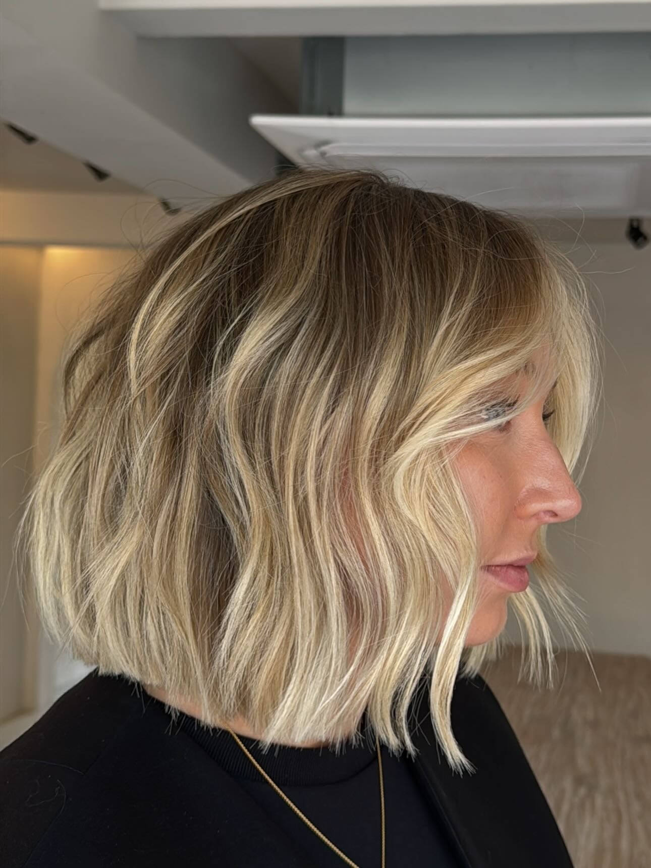 11. Verwurzelter, honigblonder, zerzauster Bob (zerzauster Bob-Haarschnitt)