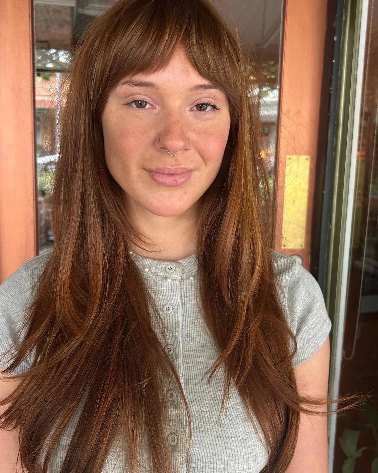 11. Rostige kastanienbraune Schichten mit weichen Fransen (unordentlicher Fransenhaarschnitt für Frauen)