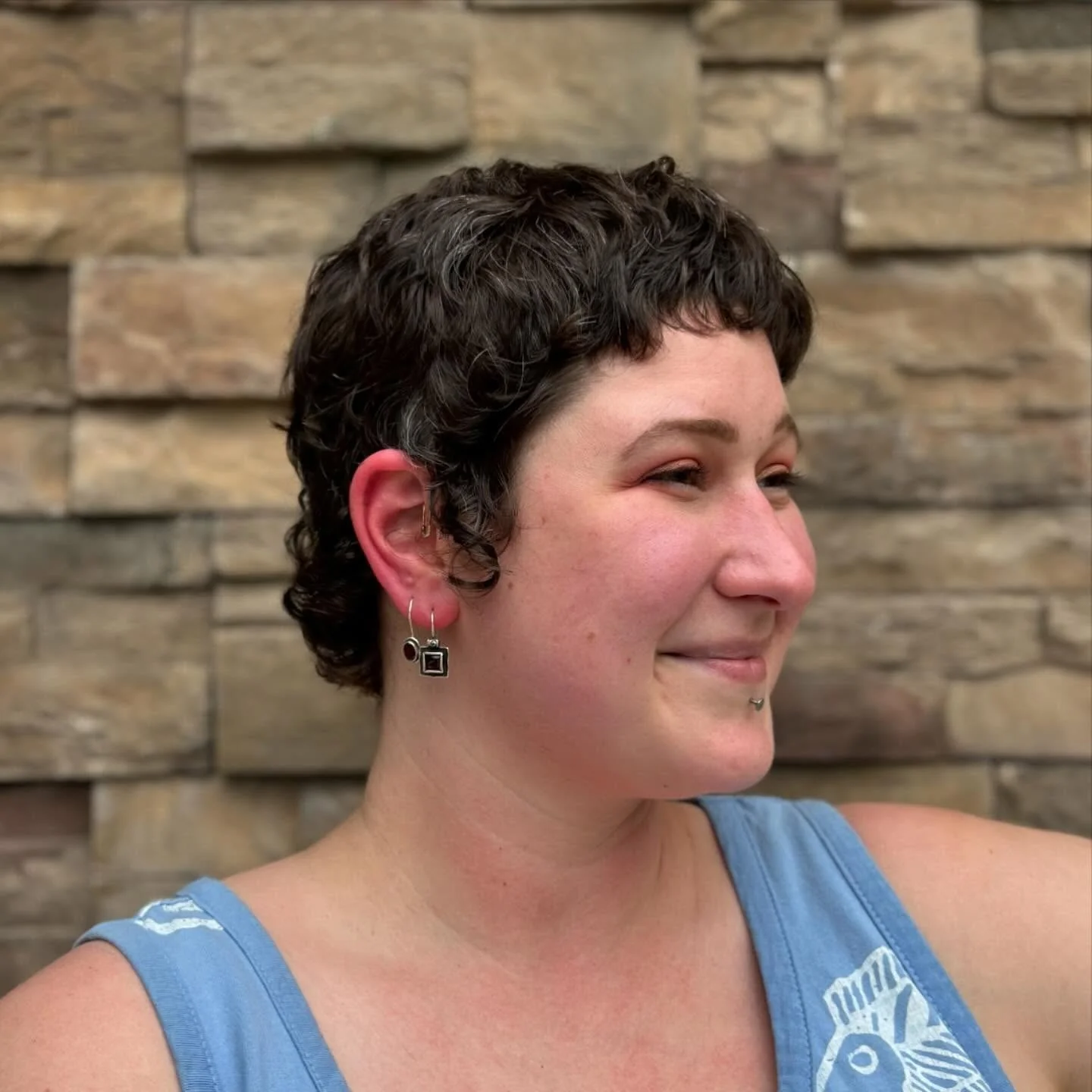 11. Kurzer lockiger Pixie mit tiefem Espresso-Ton (Curly Pixie Cut)