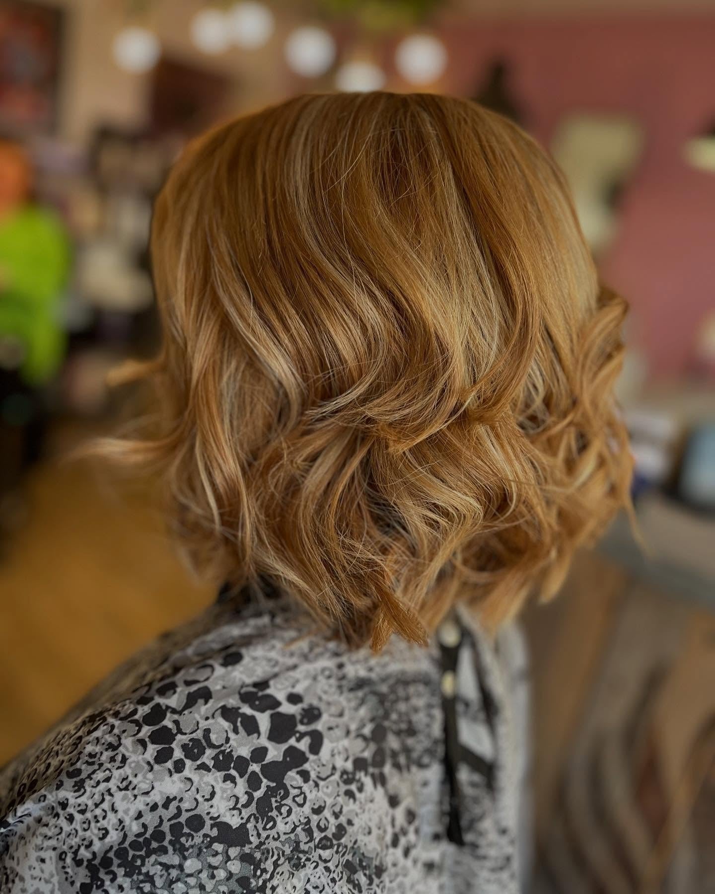 11. Kurzer, geheimer Bob in warmes goldenes Blonde (goldene blonde Haarfarbe)