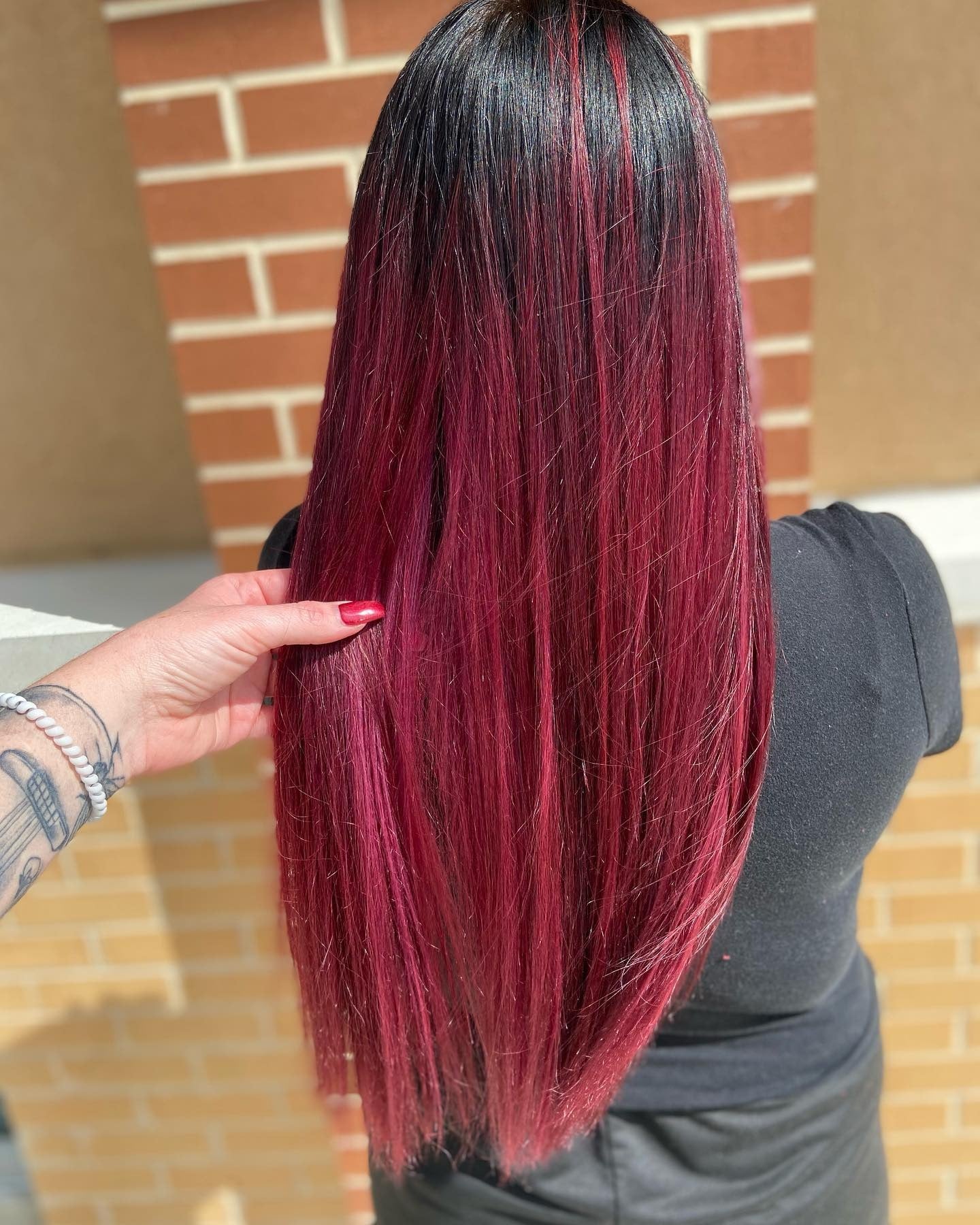 11. Sleek Burgundy Balayage mit dunklen Wurzeln (Burgund -Balayage Haarfarbe)