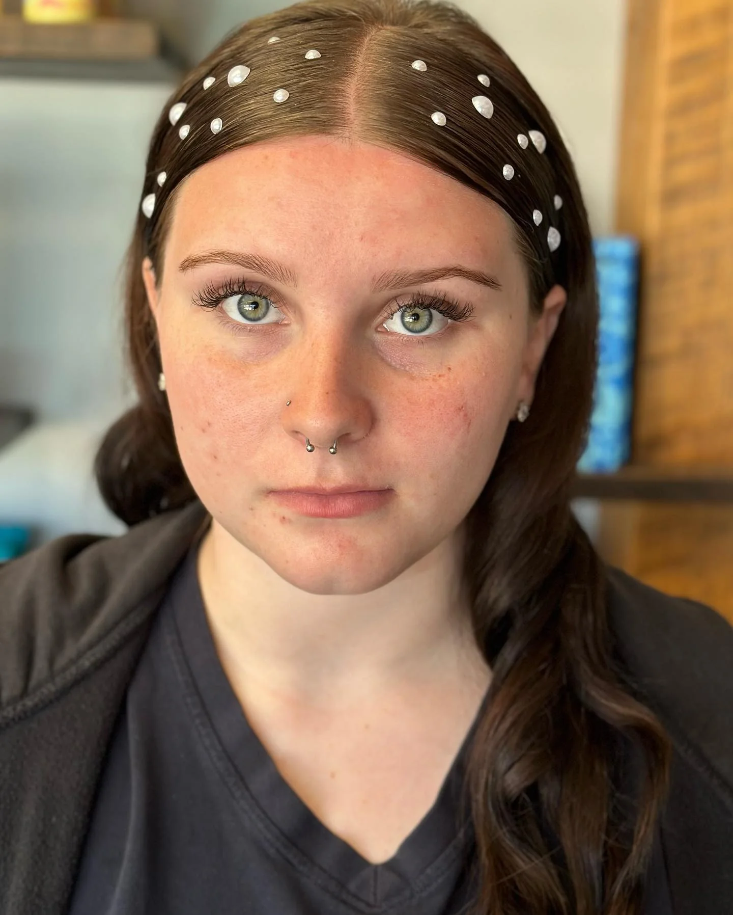 11. Glatte Mittelscheitelwellen mit Perlenakzent in sanftem Braun (Ballfrisuren)