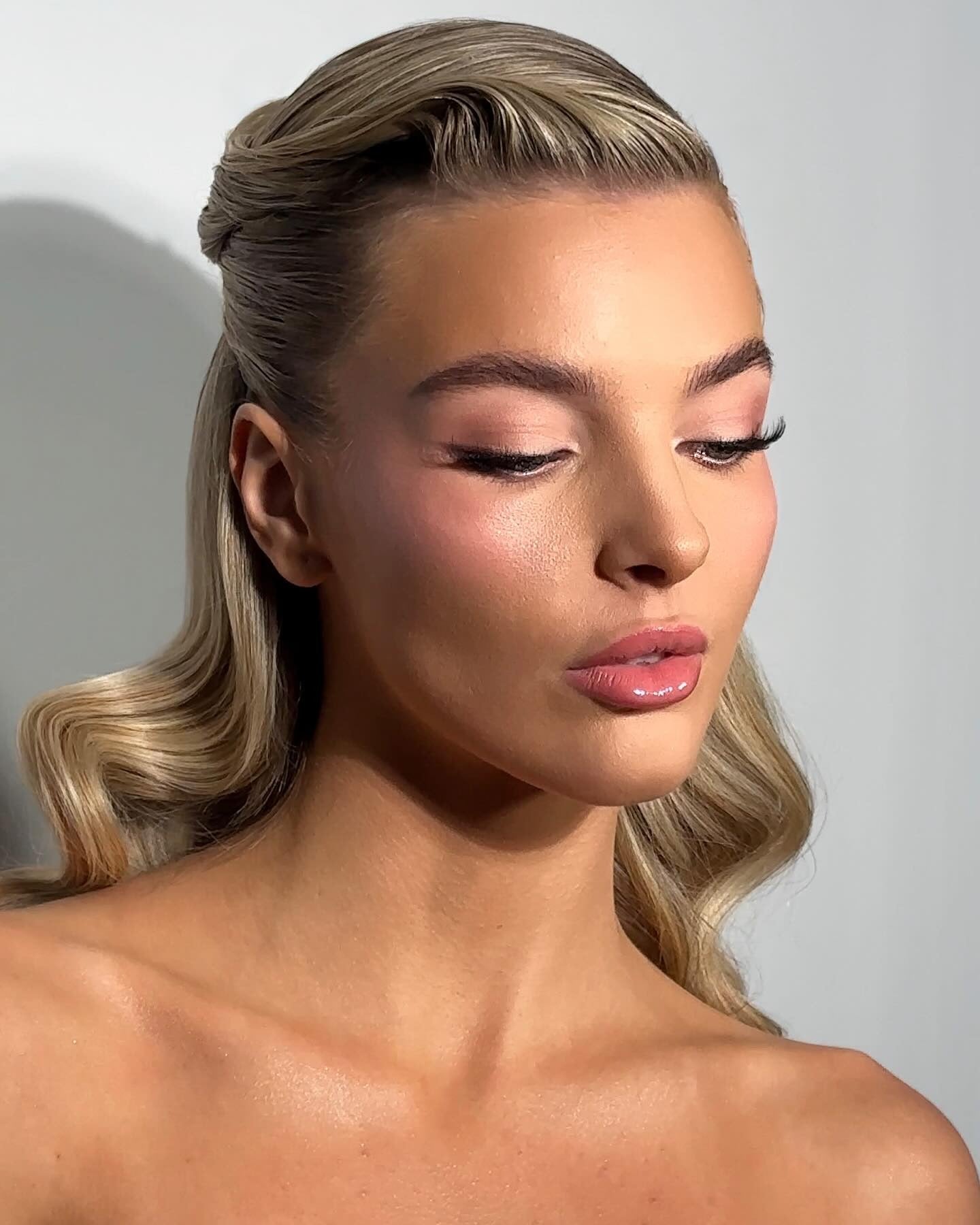 11. Schlanke Hollywood Blonde Wellen (schlanke Frisuren)