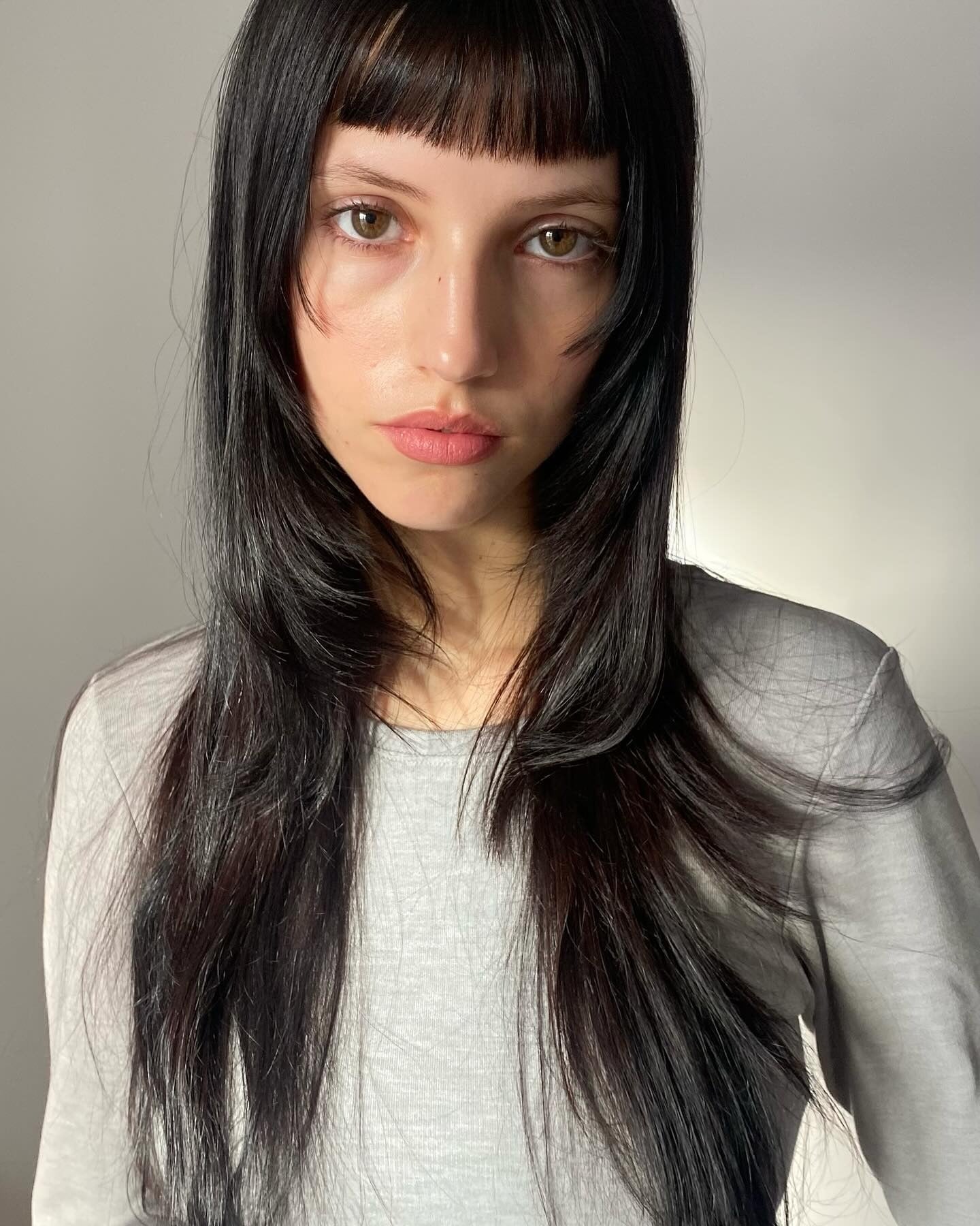 11. Sleek jagenschwarzer Shag mit stumpfem Mikrofressen (lange Shag -Frisuren)