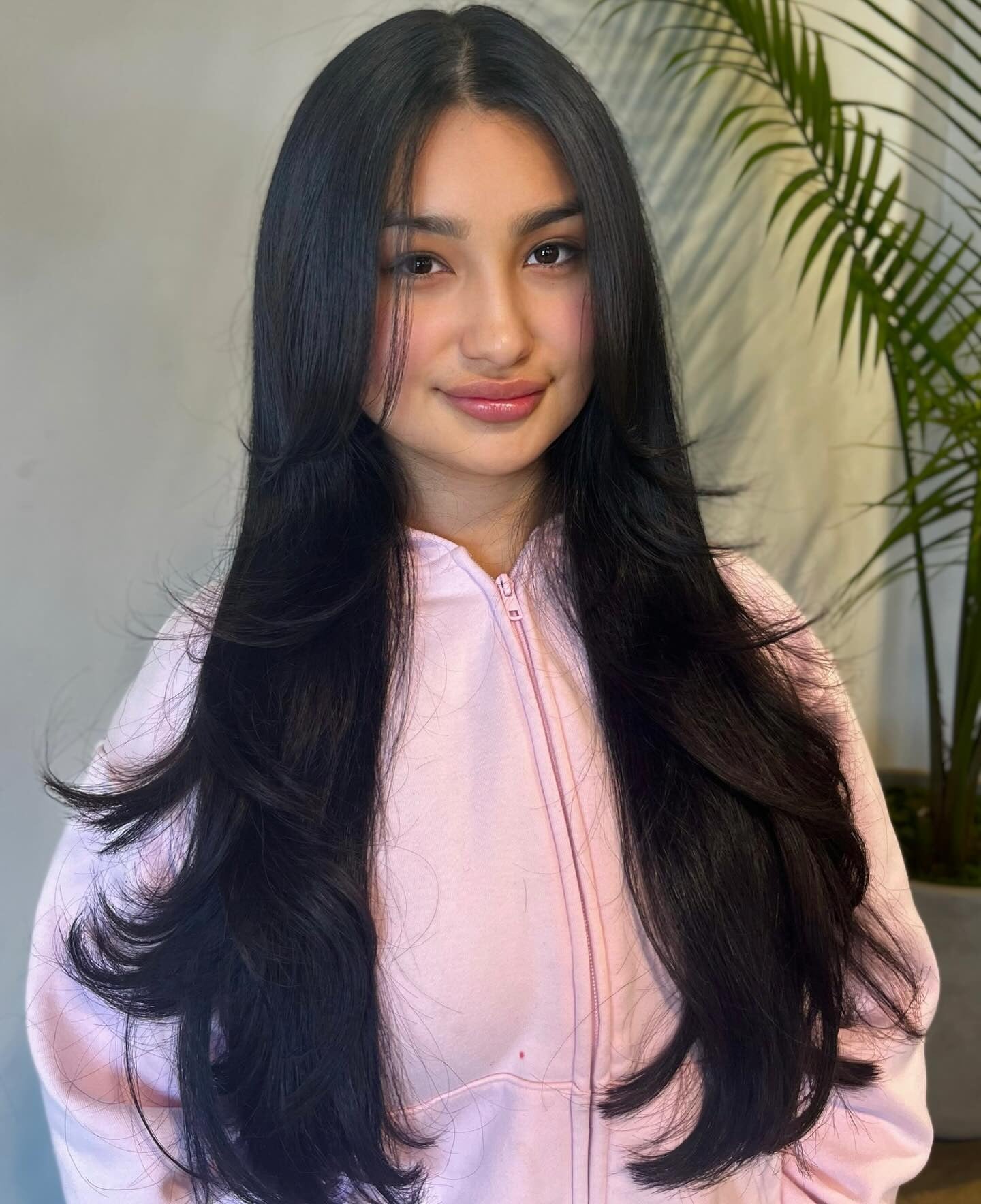 11. Schlankes, geschichtter Schicht auf Mitternacht schwarzes Haar (geschichtete Frisuren)