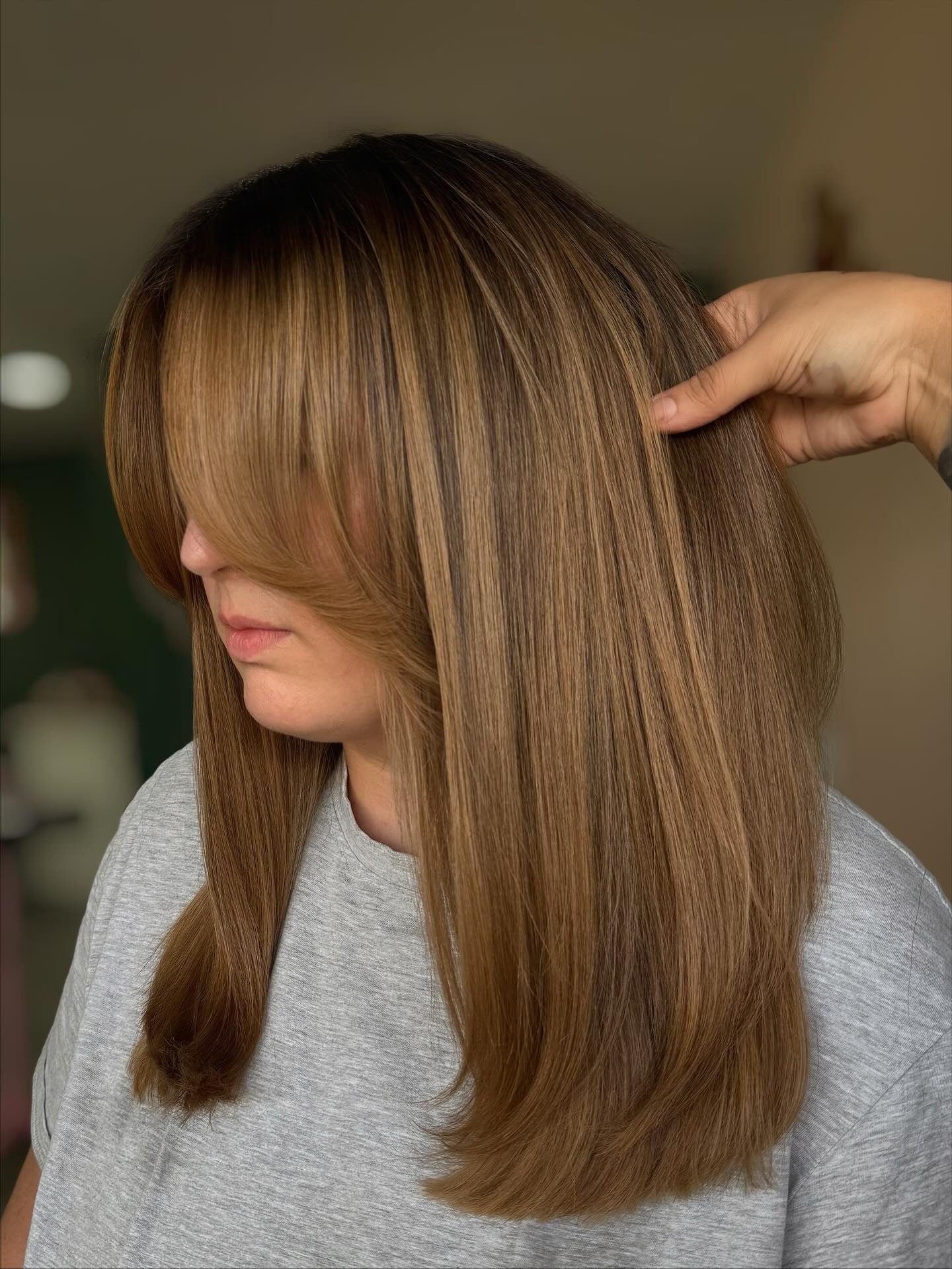 11. Glatte Schichten mit sanfter Honigbraun-Dimension (Honigbraune Haarfarbe)