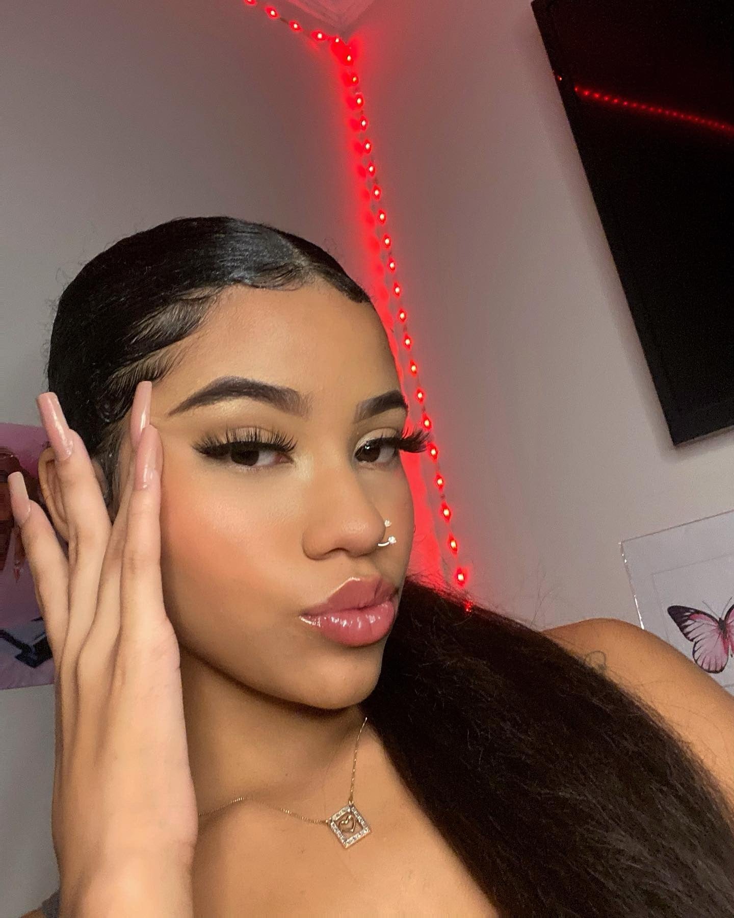 11. Schlanker niedriger Pferdeschwanz mit Gloss Finish (Baddie Frisuren)