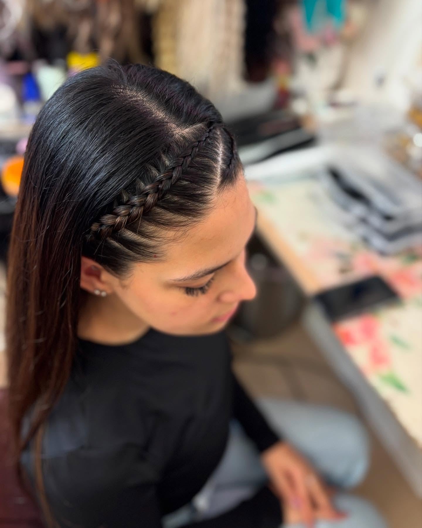 11. Schlankes Seitengeflecht auf dunkler Brünette (geflochtene Frisuren)