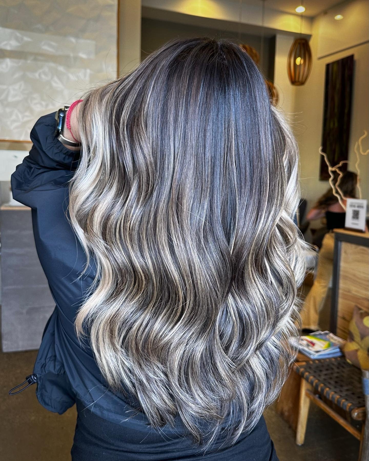 11. Rauchblonde Wellen auf schwarzem Ansatz (schwarzes Haar mit Highlights)