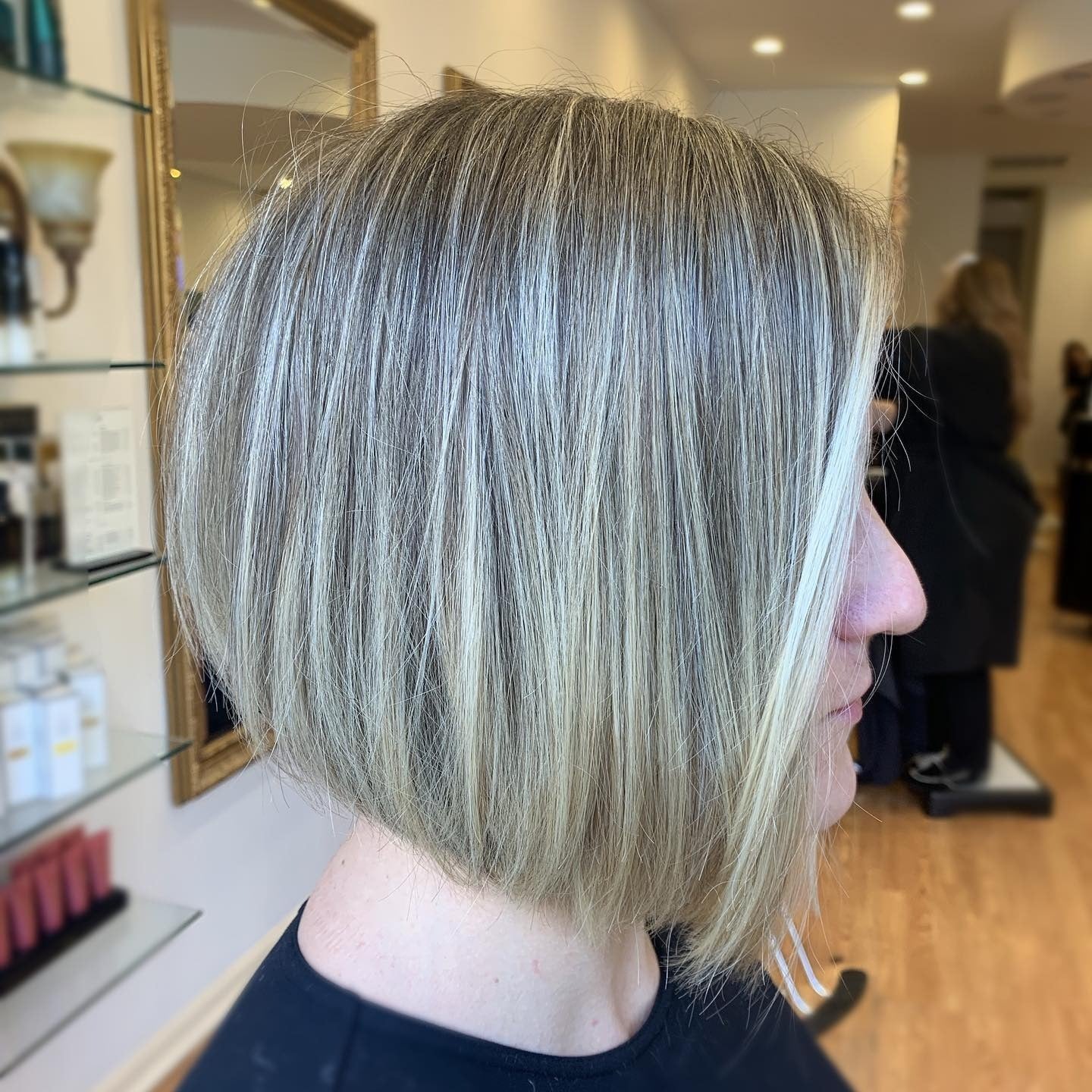 11. Glatter asymmetrischer Bob in kühlem Aschblond (asymmetrische Bob-Frisuren)