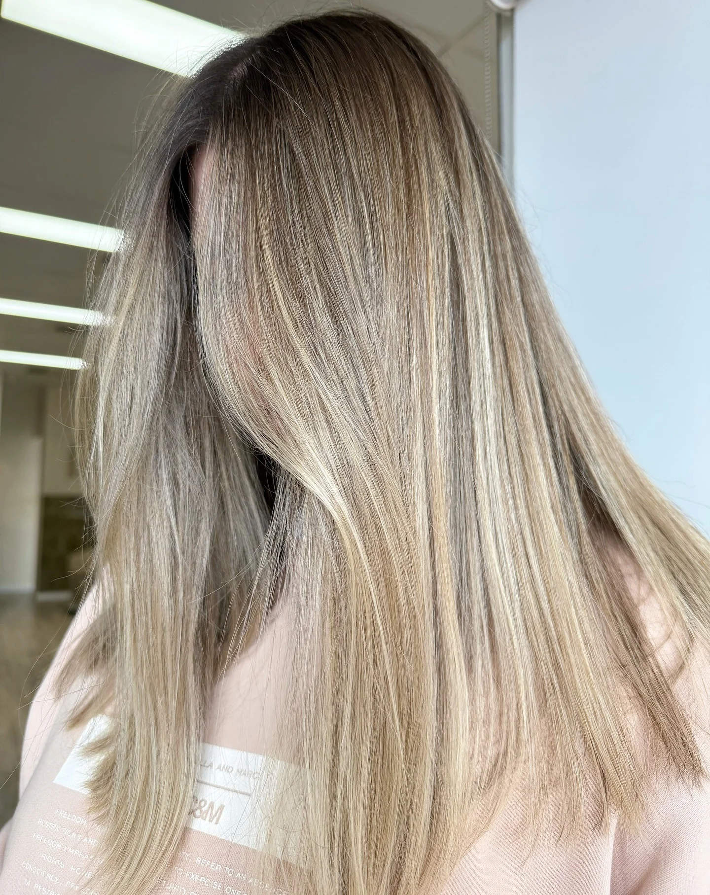 11. Glattes Beigeblond mit feinen Lowlights (Blondes Haar mit Lowlights)