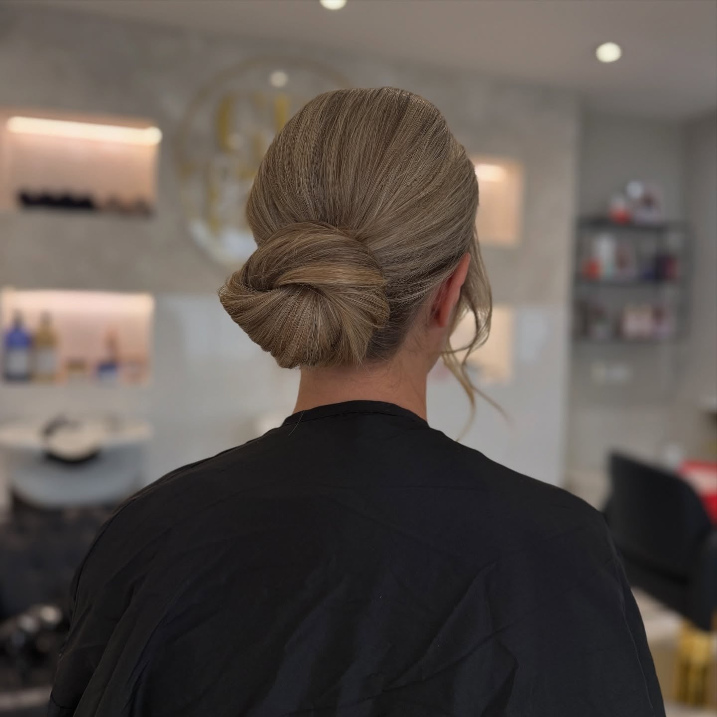 11. Glattes niedriges Chignon mit weichem blonden Finish (elegante Frisuren)