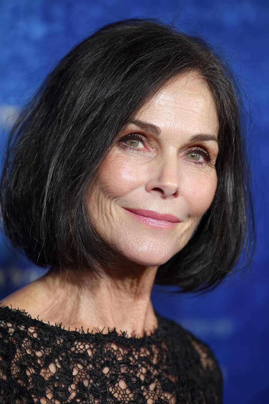 11. Weicher schwarzer langer Bob mit leichten Stufen (Haarschnitte für Frauen über 50 mit glattem Haar) – Haarschnitte für Frauen über 50 mit glattem Haar