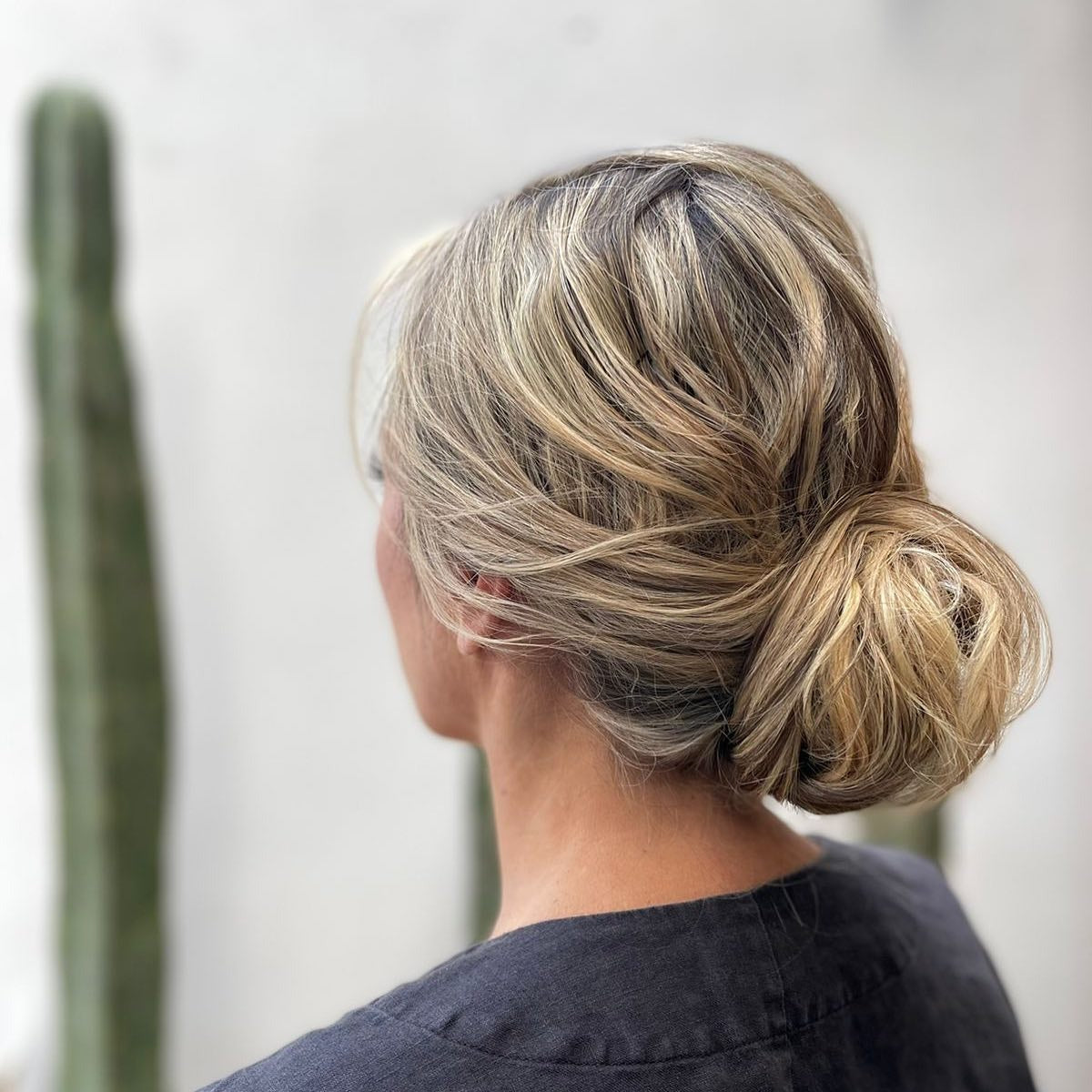 11. Weiches blondes Brötchen mit natürlicher Textur (niedriges, unordentliches Haarbrötchen)