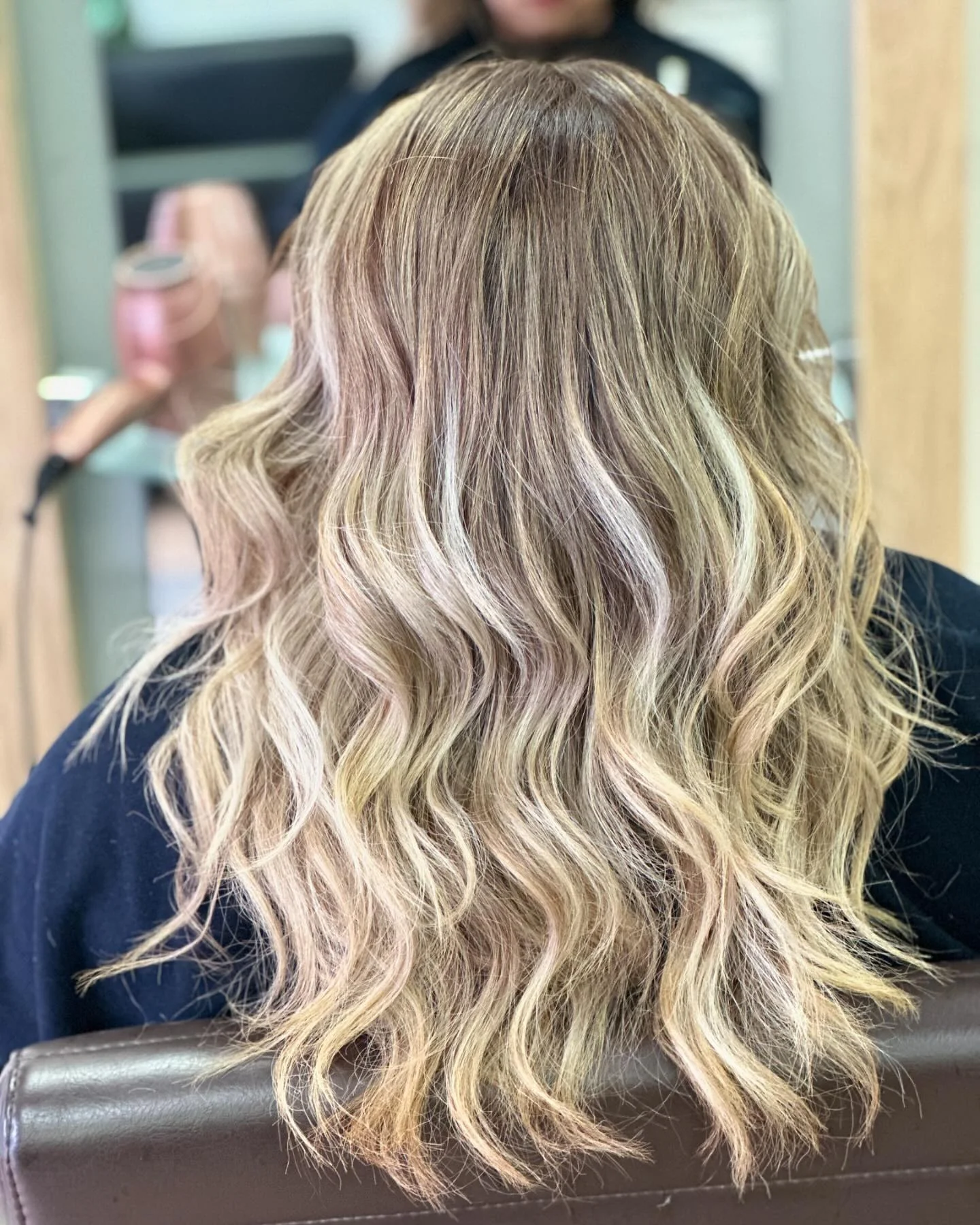 11. Weiche blonde Highlight-Mischung mit natürlichen Wellen (hebt die Haarfarbe hervor)