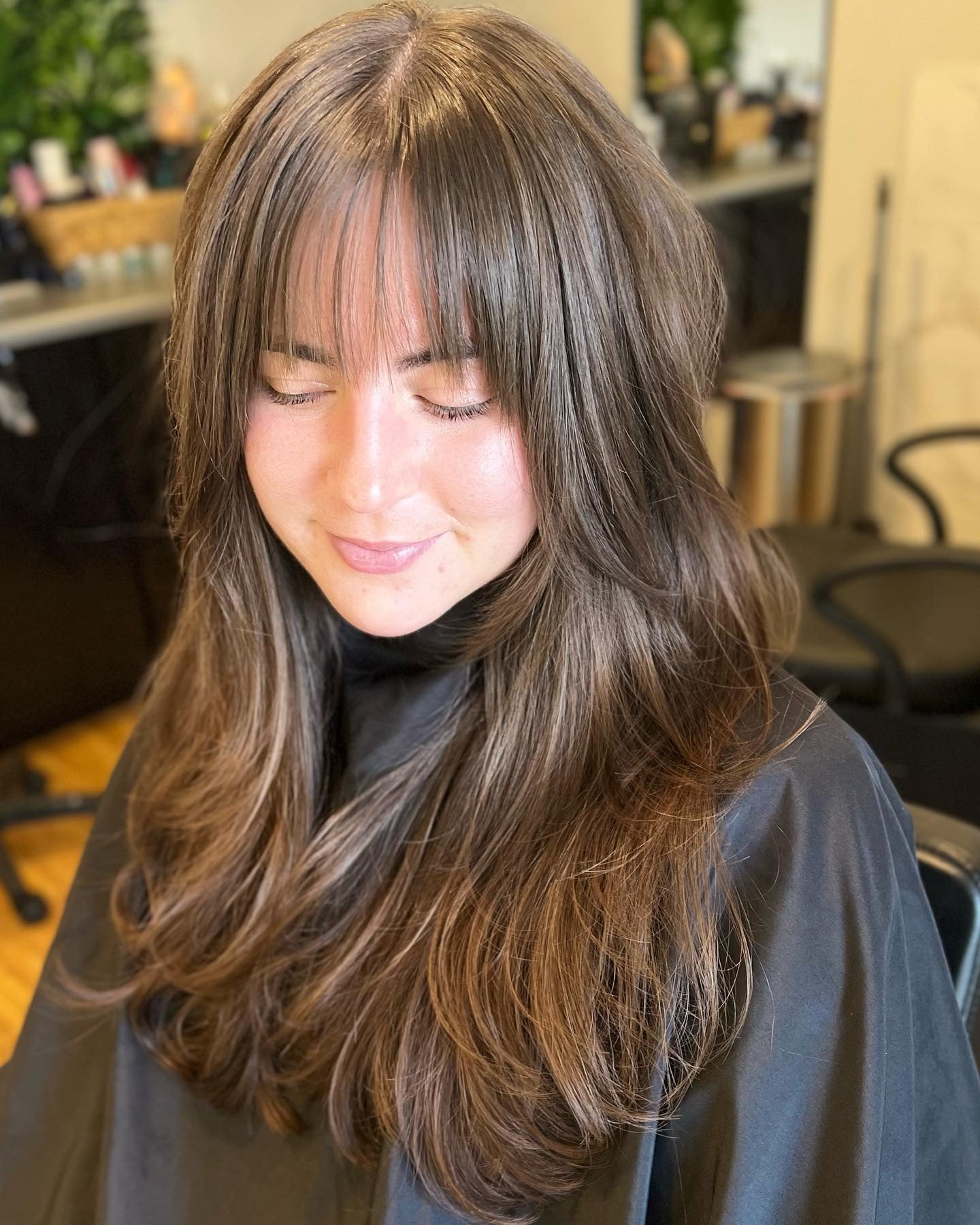 11. Weiche brünette Stufen mit feinem Pony (langes Haar mit zartem Pony)