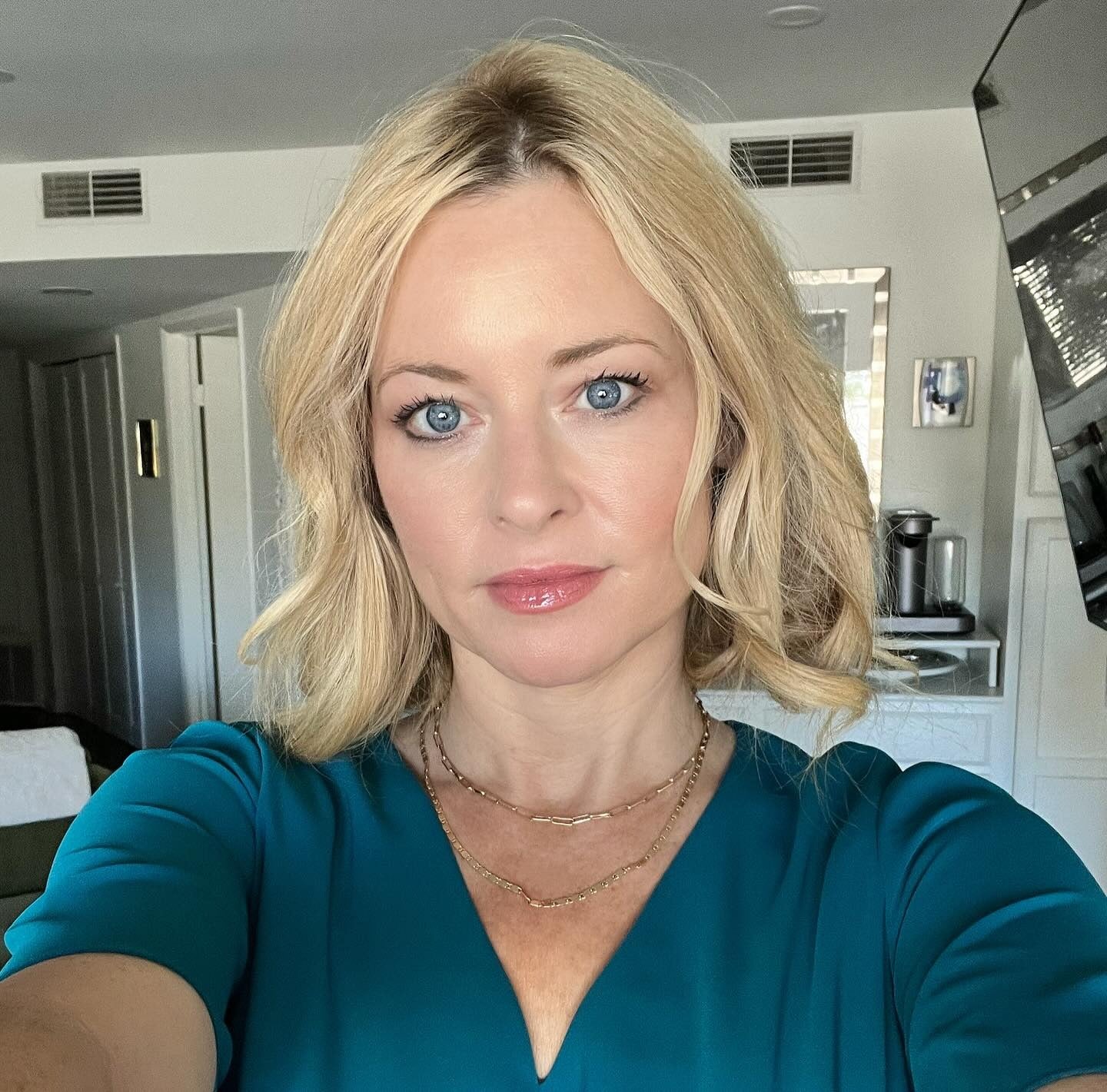 11. Weicher, butterblonder, zerzauster Bob (kurzes, unordentliches Haar für Frauen)