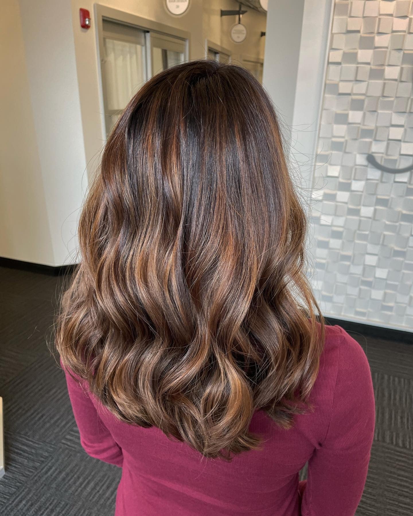 11. Weiche Karamell-Mokka-Wellen mit poliertem Finish (Karamell-Mokka-Haarfarbe)