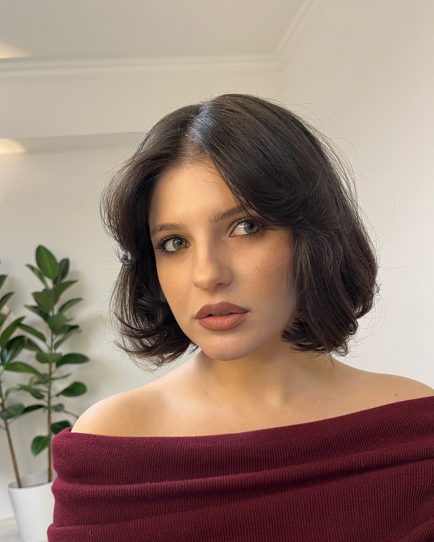 11. Soft Curled Bob mit Vorhangschichten in tiefen Brünetten (kurze Frisuren)