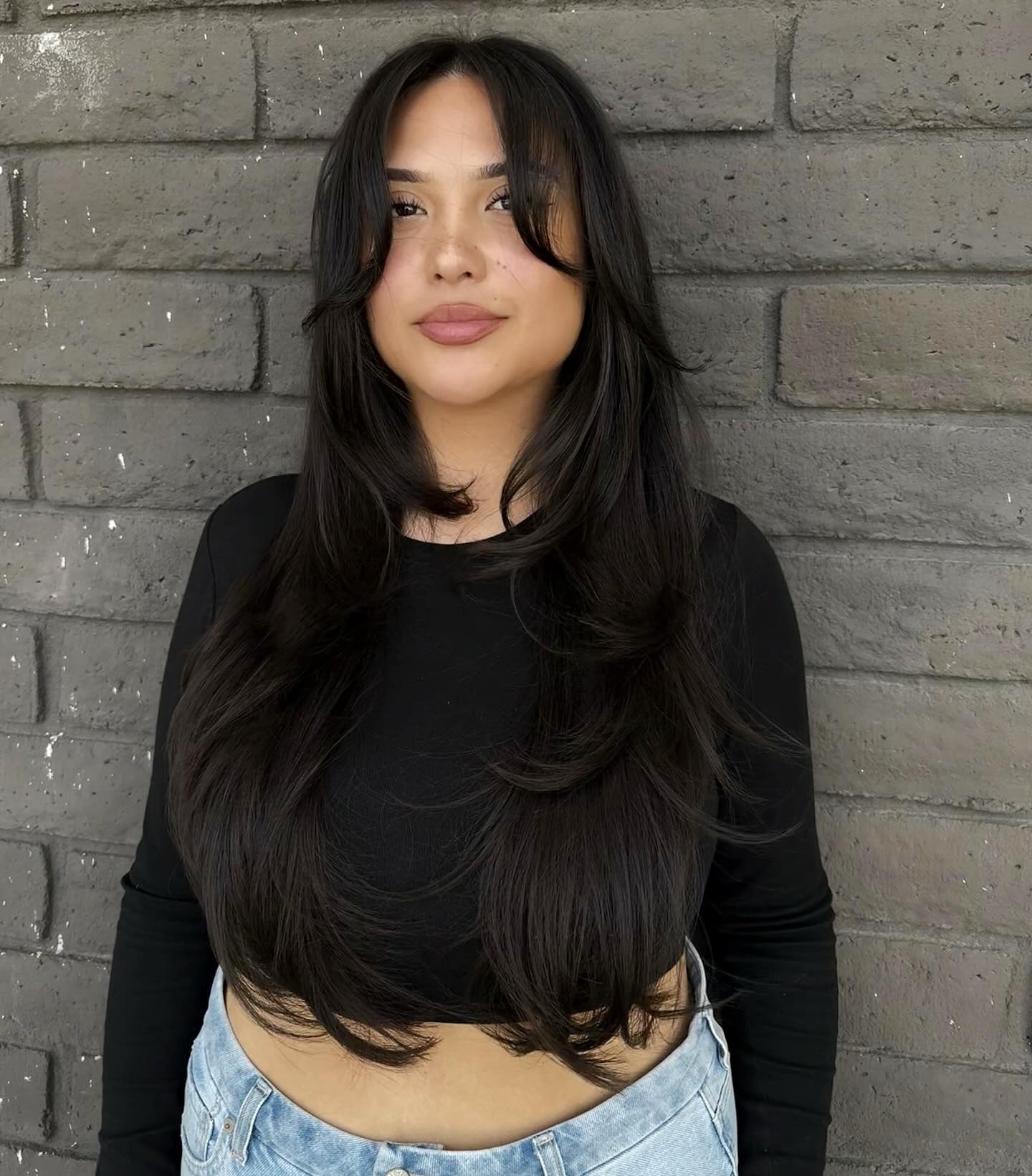 11. Weiche Vorhangschichten auf natürlicher Schwarz (lang geschichtete Frisuren mit Pony)