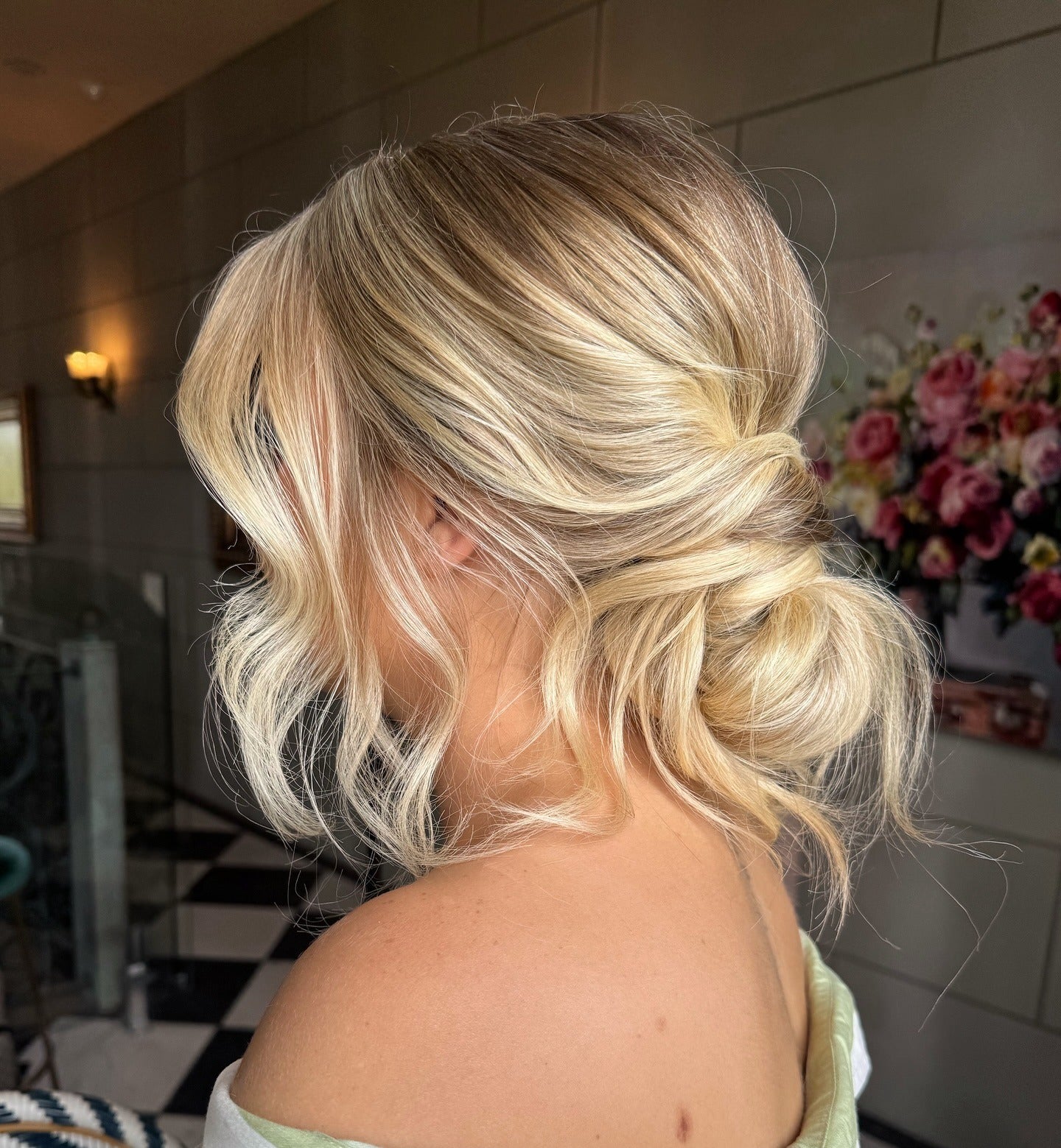 11. Weicher, goldblonder, strukturierter niedriger Dutt (unordentliche Hochsteckfrisuren für mittellanges Haar)